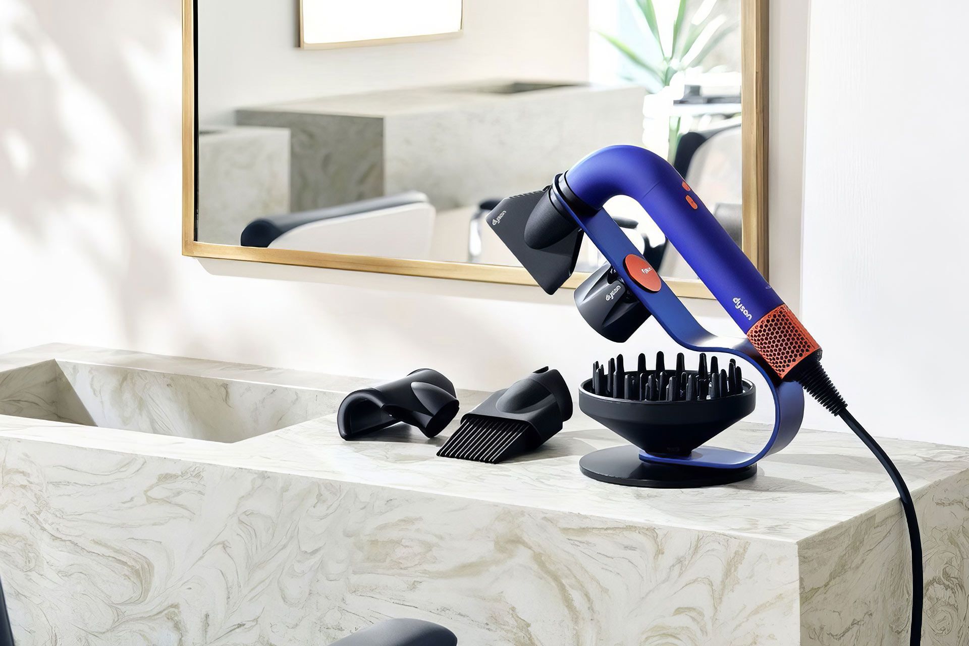 سشوار سوپرسونیک آر همراه با سری‌هایش روی میز سنگی حمام