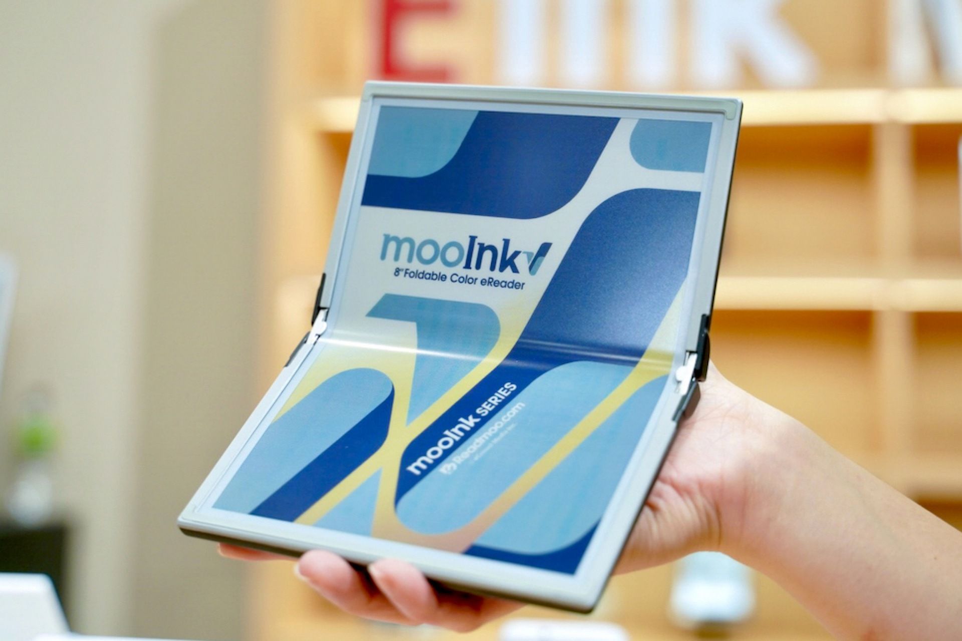کتاب‌خوان الکترونیکی MooInk V در دست کاربر