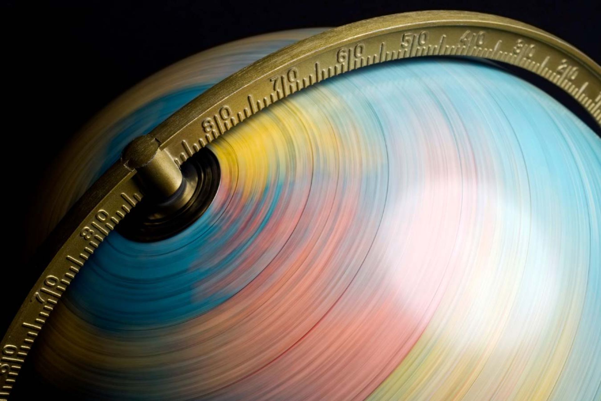 تصویرسازی از کره زمین درحال چرخش سریع