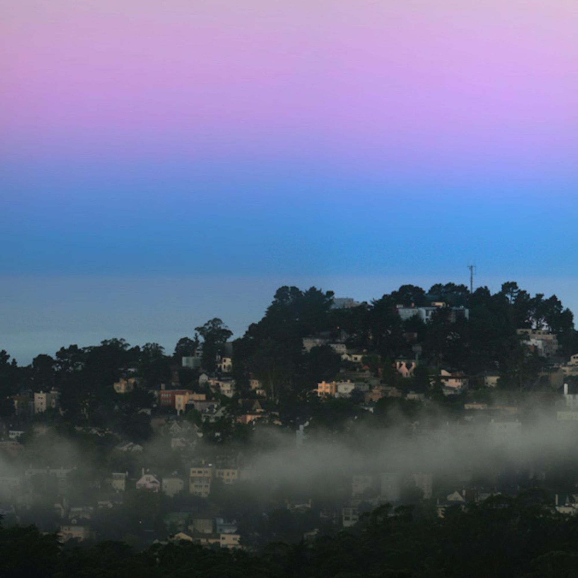 سایه زمین (آبی) و کمربند ونوس (صورتی) در سپیده‌دم، دیده شده بالای اقیانوس آرام (آبی-خاکستری)، تویین پیکس، سان‌فرانسیسکو.