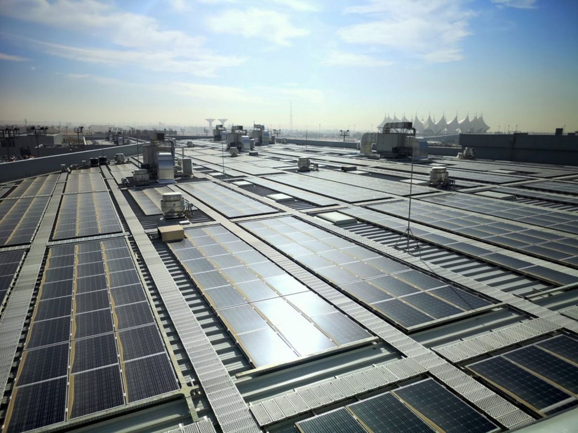 پنل‌های خورشیدی نصب شده بر سقف یکی از دپوهای مترو ریاض