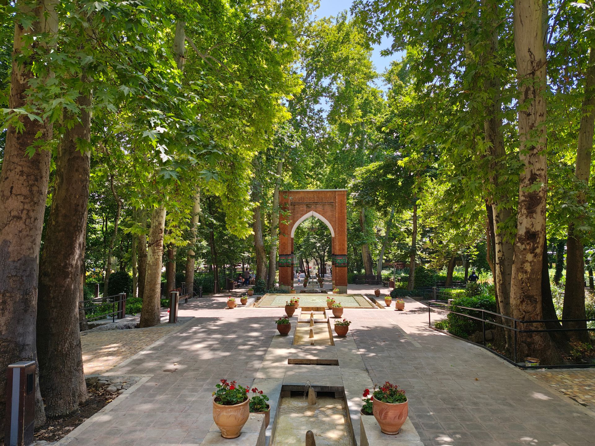 نمایی از یک دروازه در پارکی در تهران