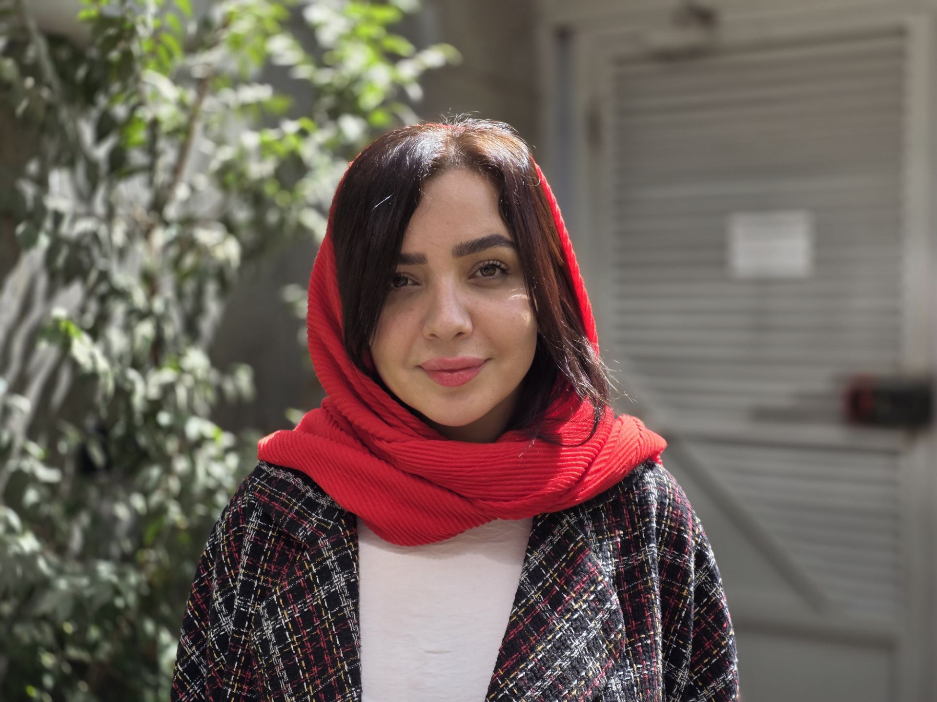 زن با شال قرمز و کت چهارخانه 