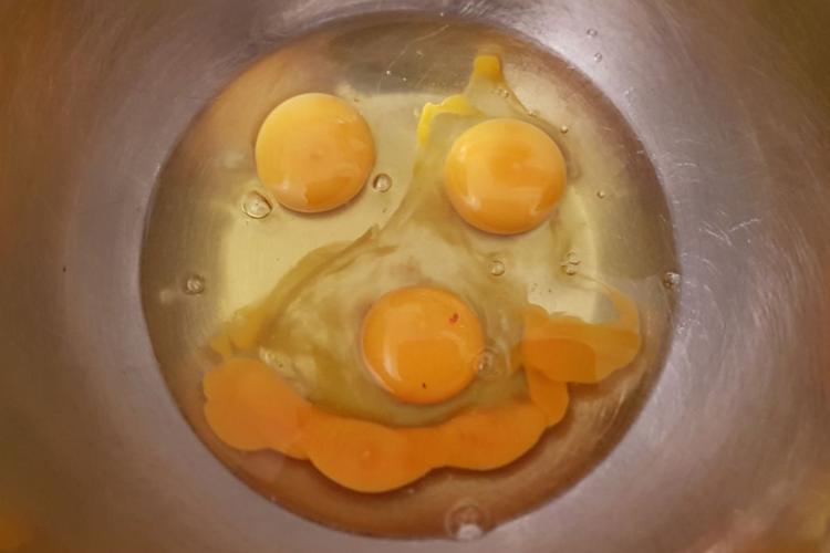 چند تخم‌مرغ شکسته شده در ظرف