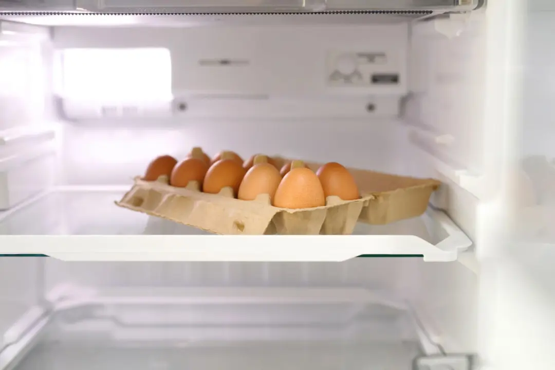 تخم‌مرغ‌های ارگانیک (Organic eggs) در بسته‌بندی کارتن روی طبقه داخلی یخچال
