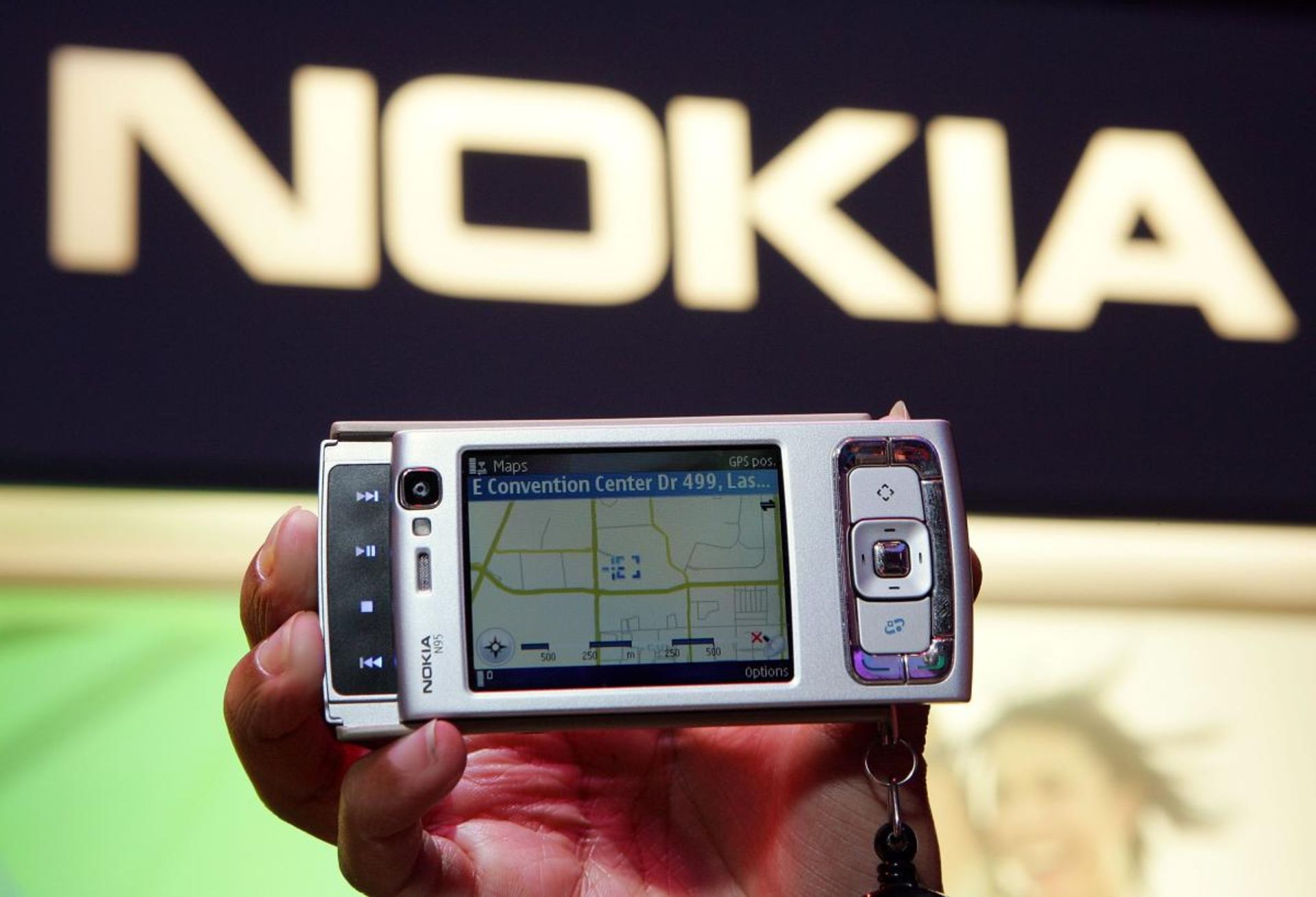 نوکیا N95  با رنگ نقره‌ای در دست 