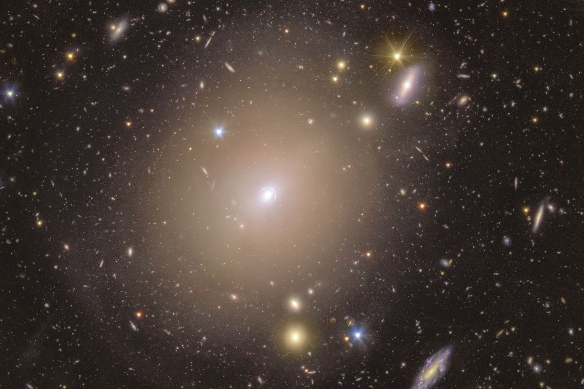 حلقه نوری در مرکز یک کهکشان که به‌عنوان حلقه انیشتین شناخته می‌شود