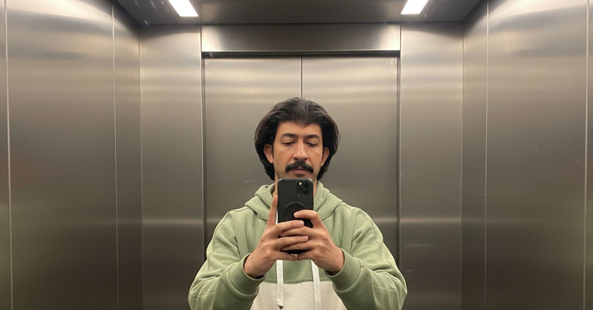 یک مرد در آسانسور در حال سلفی گرفتن