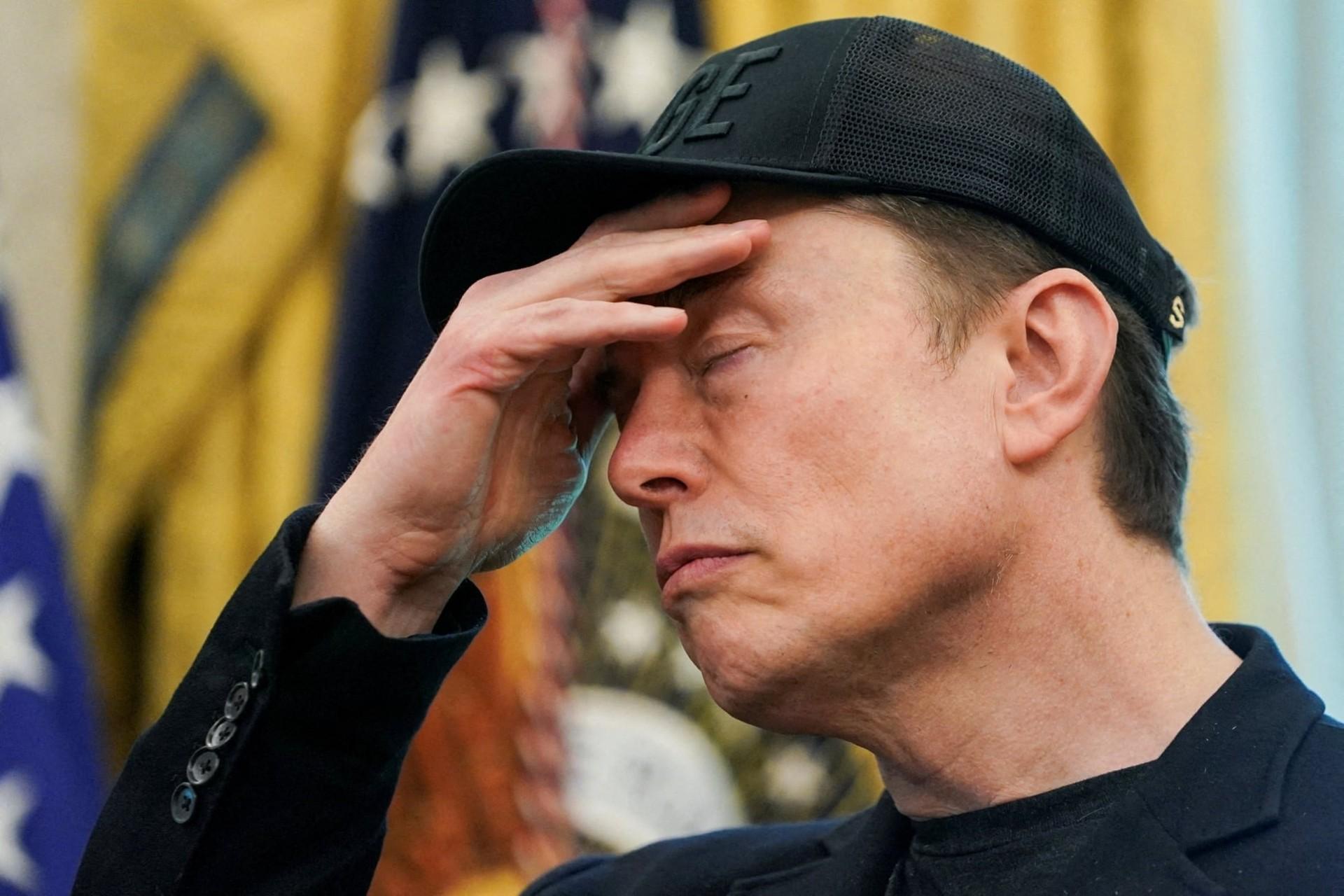 چهره‌ی ایلان ماسک کلافه‌شده