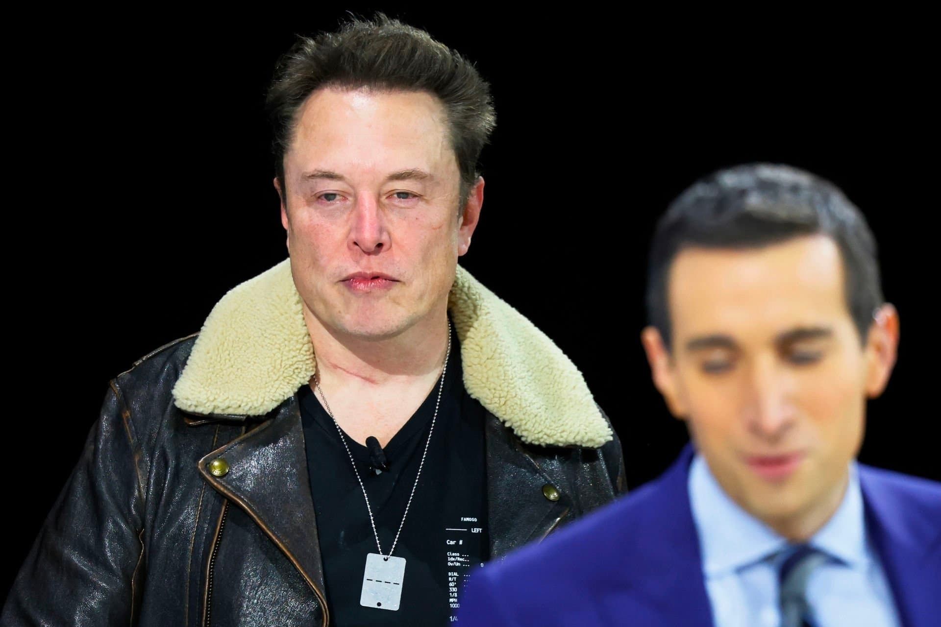 چهره درهم و عصبانی ایلان ماسک / Elon Musk با کت مشکی