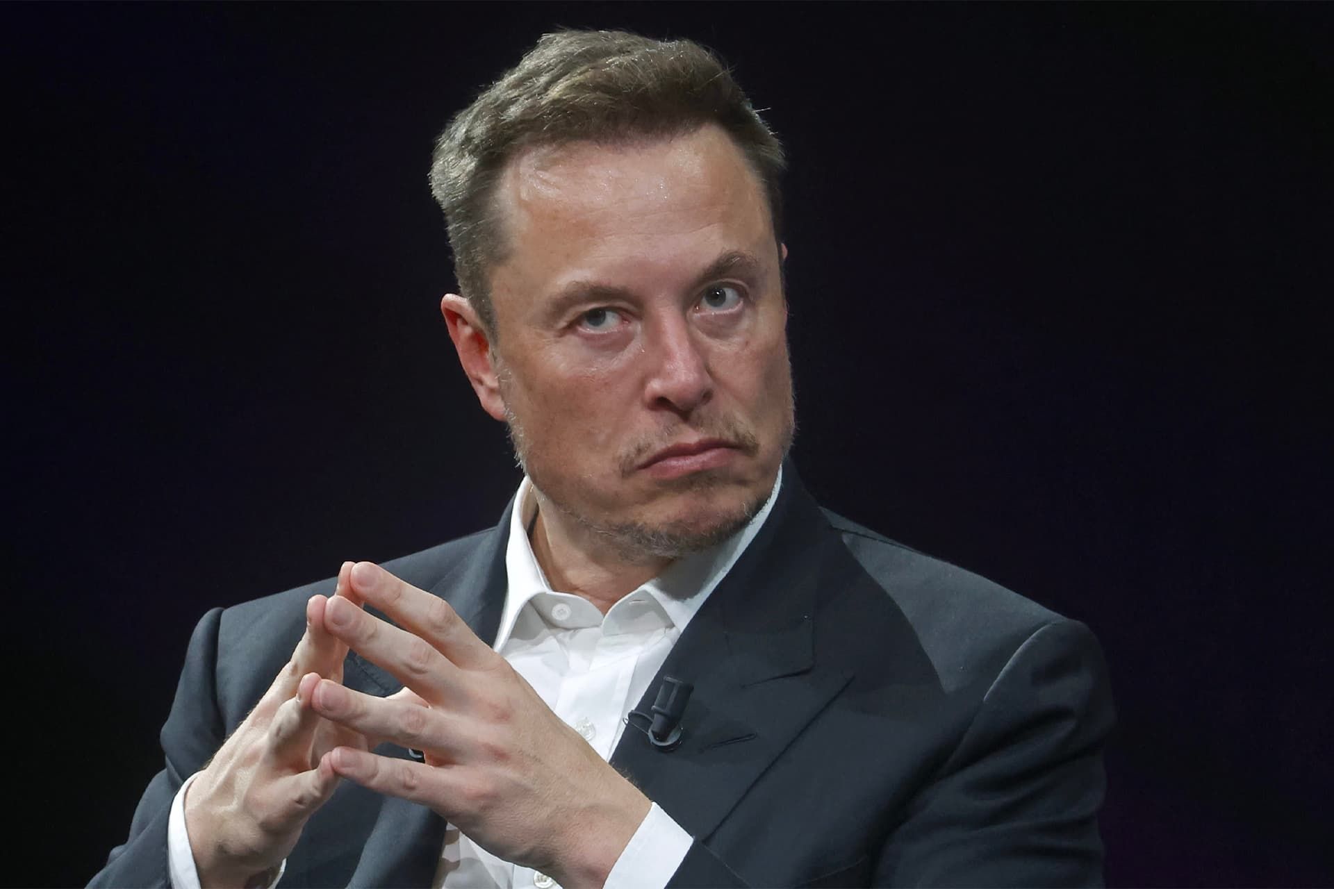 ایلان ماسک / Elon Musk عصبانی با کت شلوار مشکی