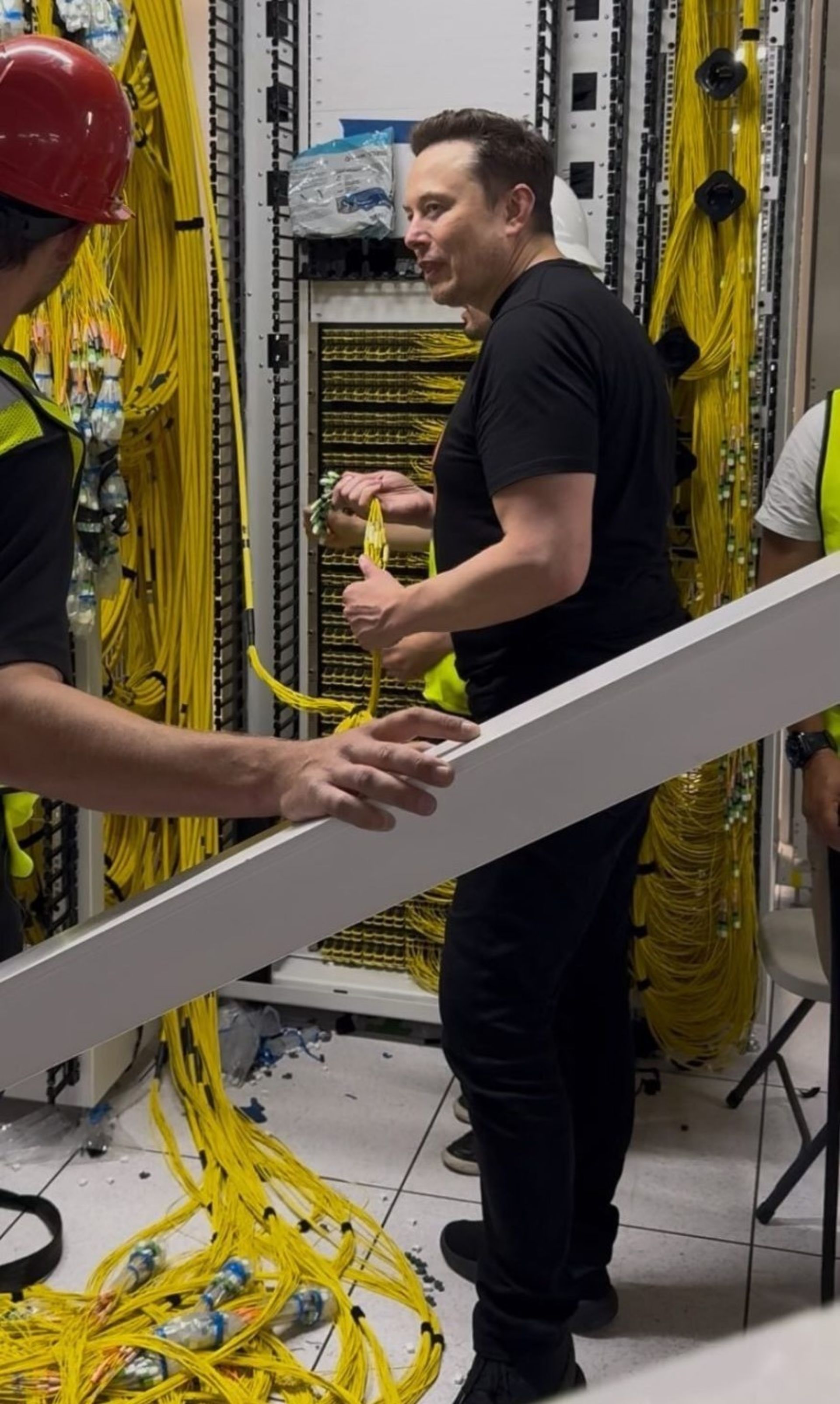 ایلان ماسک در حال اتصال کابل های شبکه