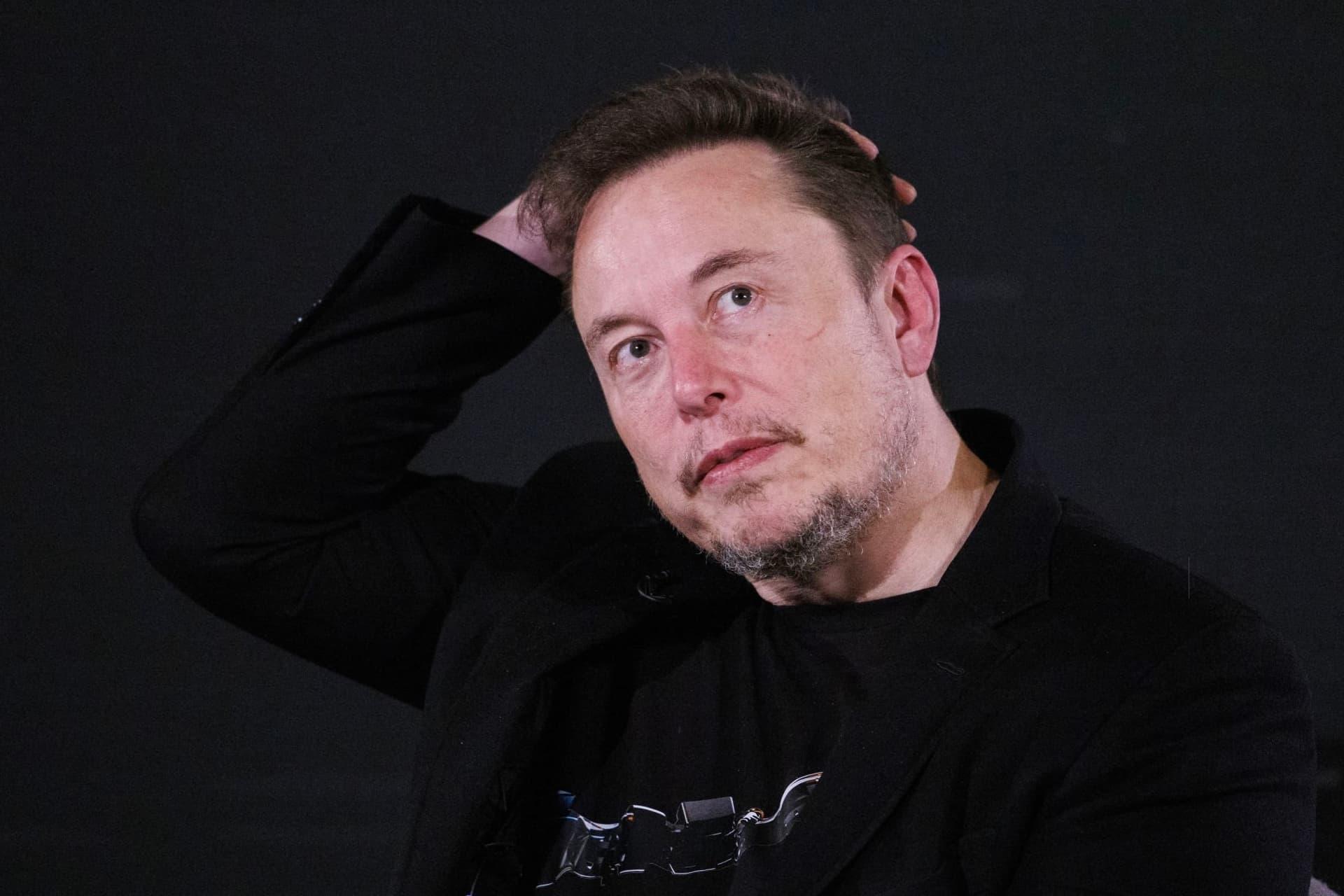 مرجع متخصصين ايران چهره سردرگم ايلان ماسك / Elon Musk لباس مشكي