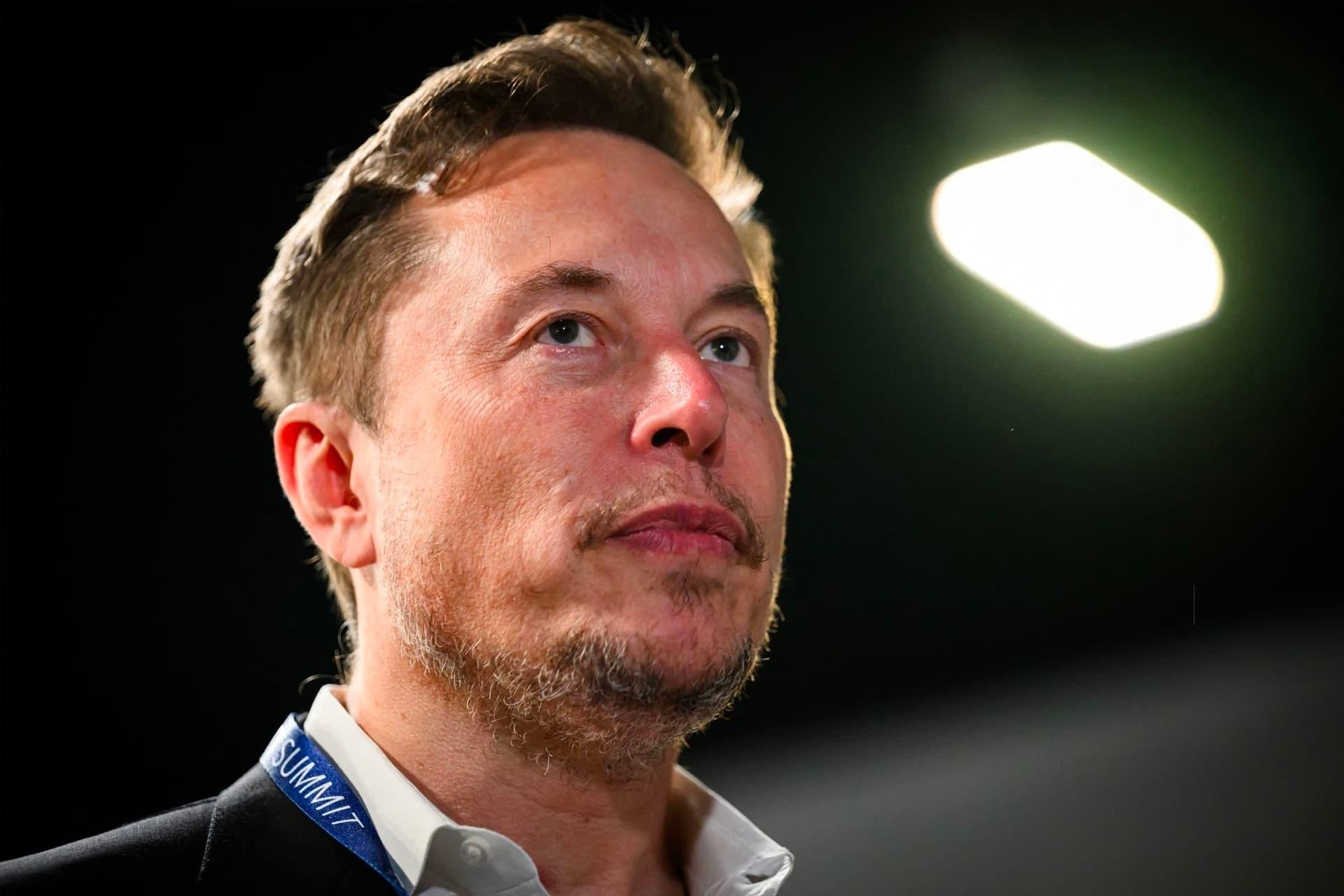 مرجع متخصصين ايران چهره ايلان ماسك / Elon Musk از نماي نزديك چراغ روشن در پشت سر