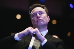 ایلان ماسک / Elon Musk در حال نگاه به بالا