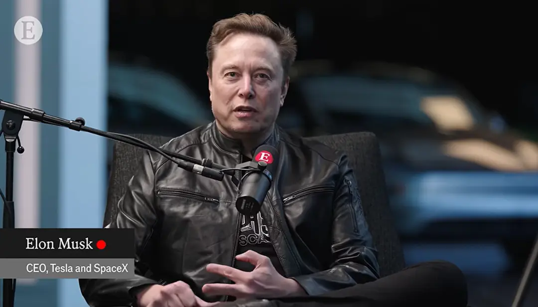 ایلان ماسک (Elon Musk) مدیرعامل تسلا و اسپیس‌اکس در حال صحبت
