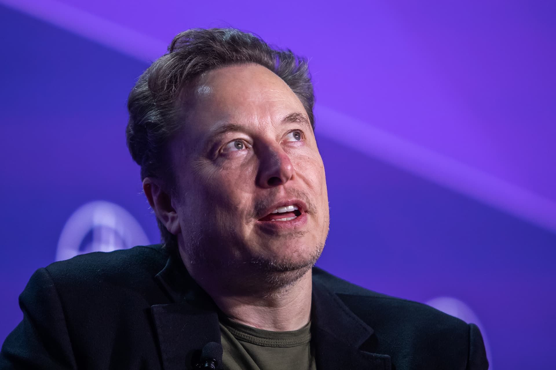 چهره ایلان ماسک / Elon Musk از نمای نزدیک پس زمینه بنفش