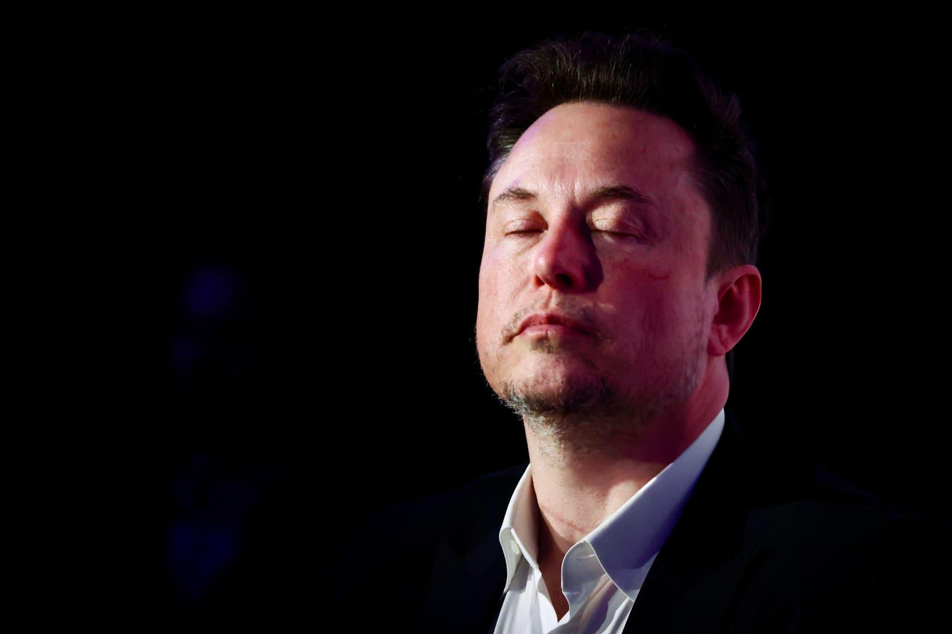 چهره ناراحت ایلان ماسک / Elon Musk با چشن بسته پس زمینه سیاه