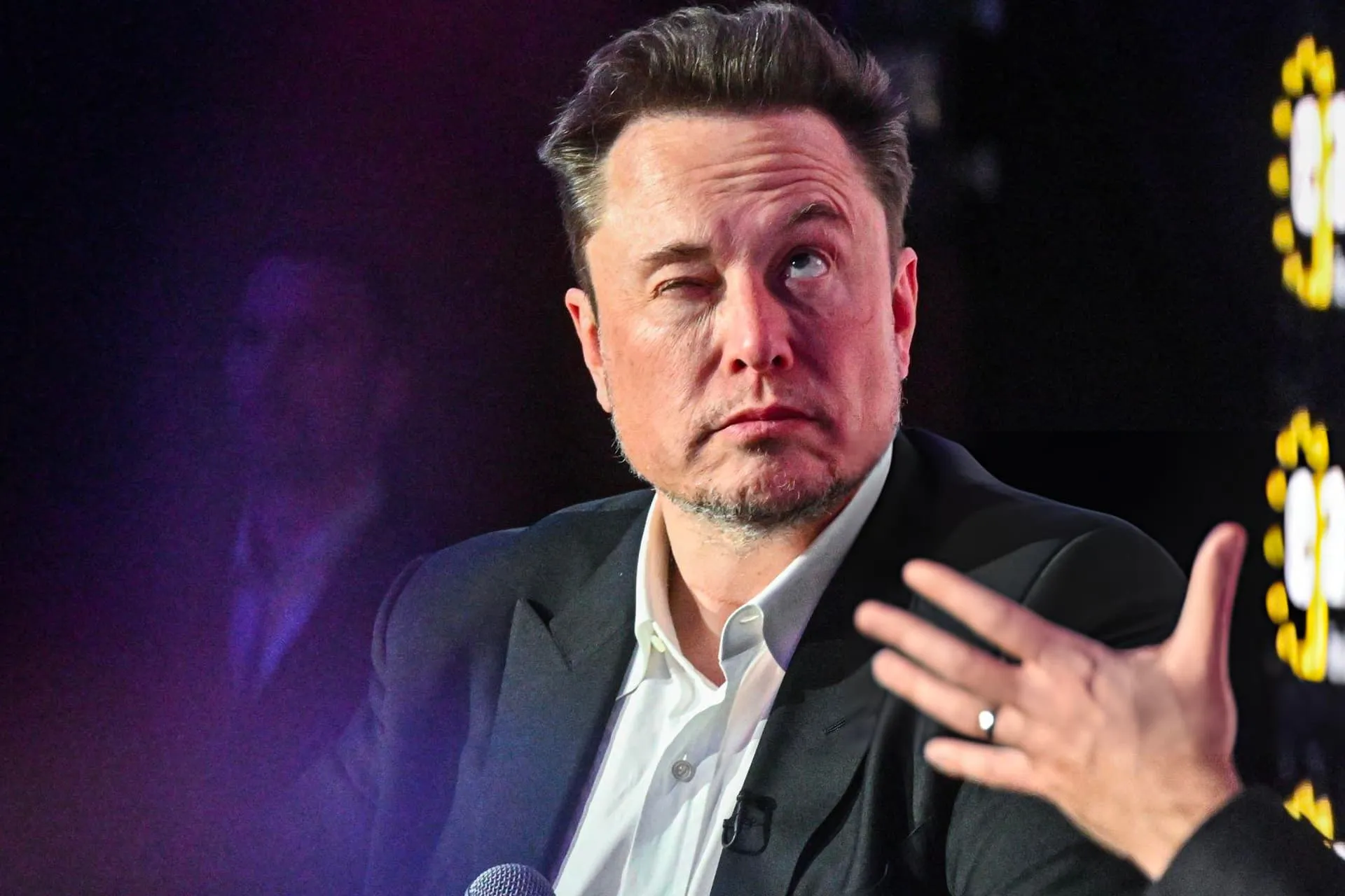 چشمک زدن ایلان ماسک / Elon Musk در یک مصاحبه