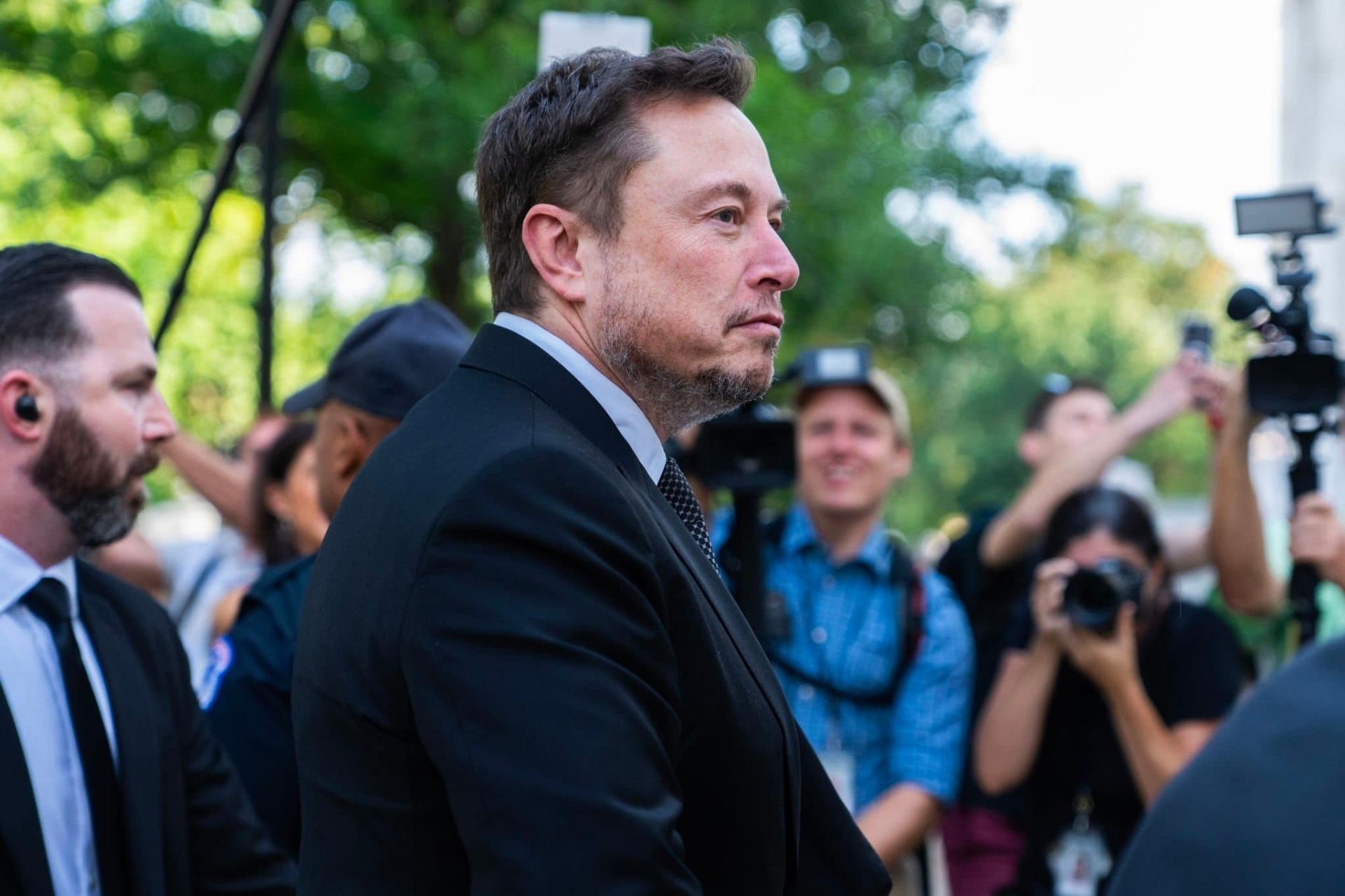 ایلان ماسک / Elon Musk روز روشن در بین جمعیت