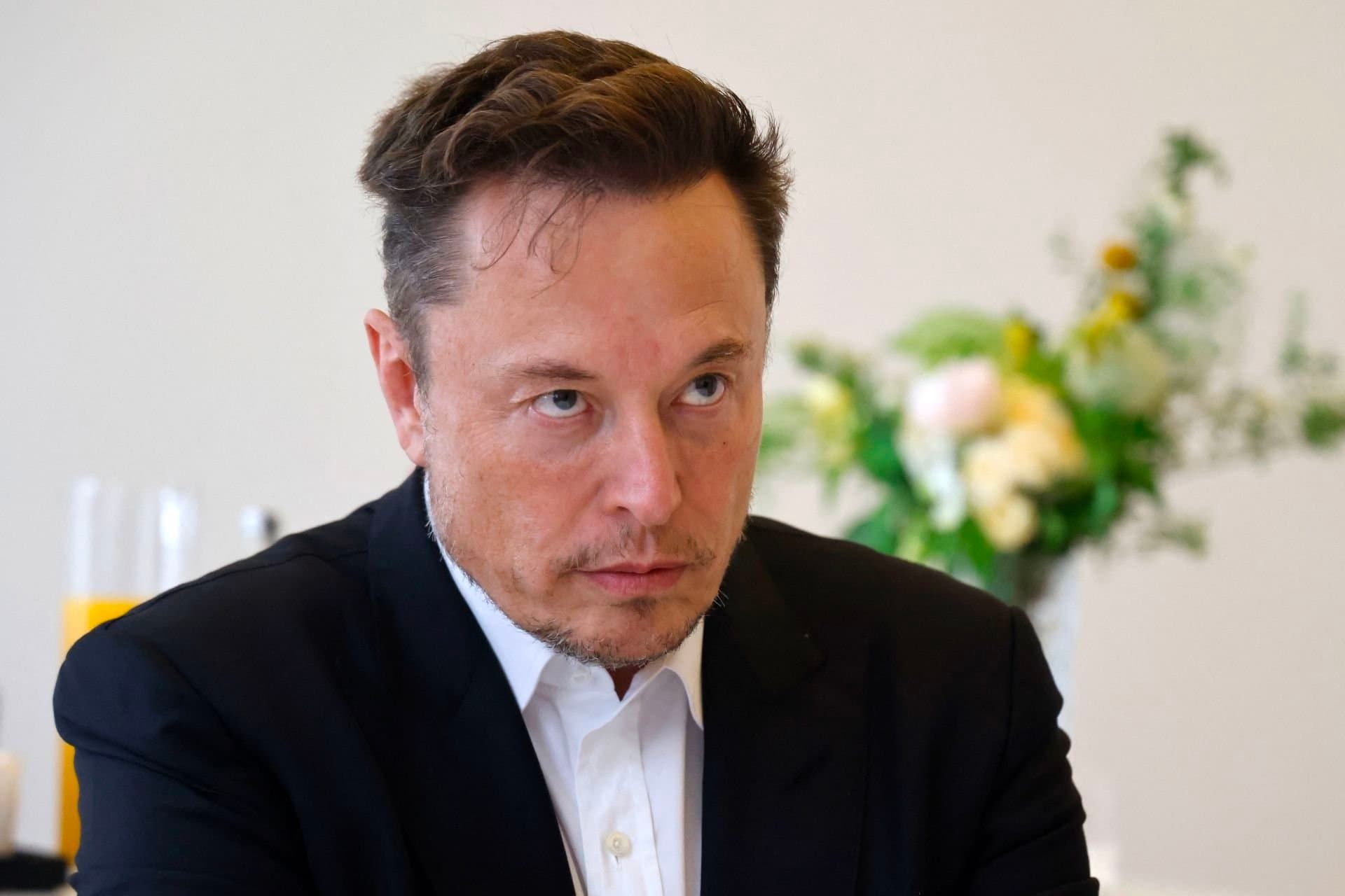 نگاه خیره ایلان ماسک / Elon Musk با چهره جدی