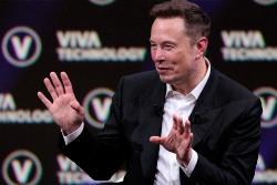 ایلان ماسک / Elon Musk کت شلوار مشکی پیراهن سفید