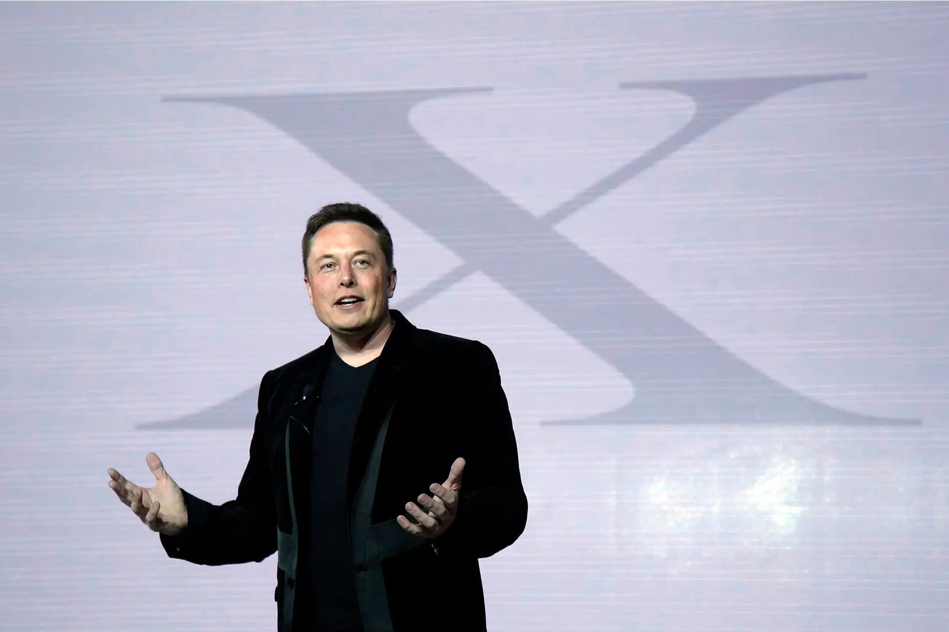 ایلان ماسک دربرابر لوگو ایکس / X