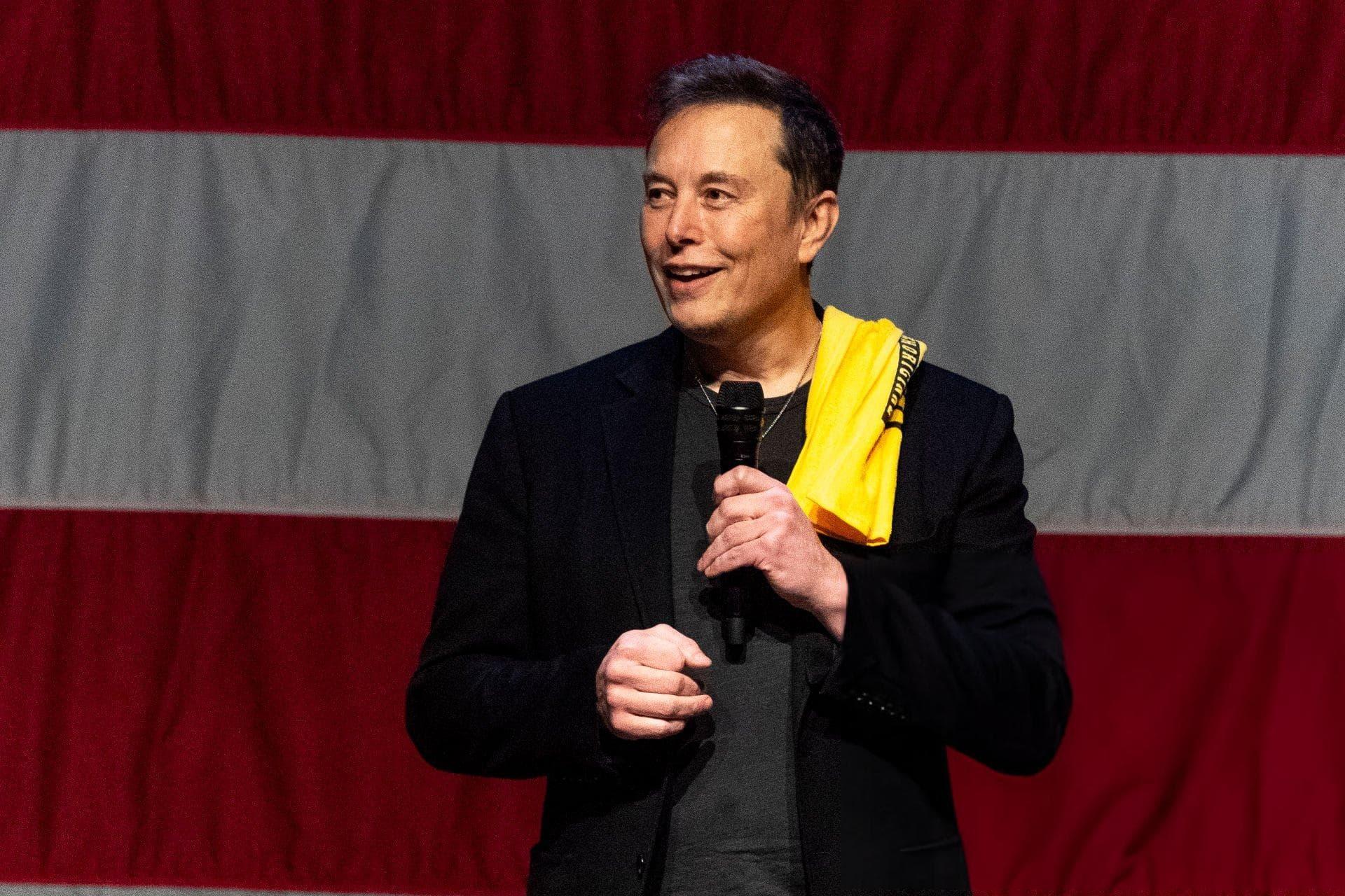 ایلان ماسک / Elon Musk در برابر پرچم آمریکا