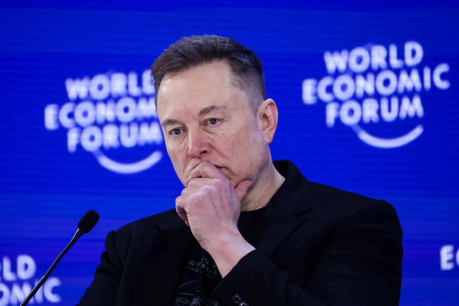 ایلان ماسک (Elon Musk) در نشست مجمع جهانی اقتصاد با پس‌زمینه آبی