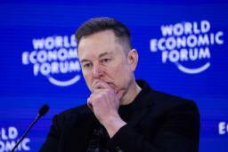 ایلان ماسک (Elon Musk) در نشست مجمع جهانی اقتصاد با پس‌زمینه آبی