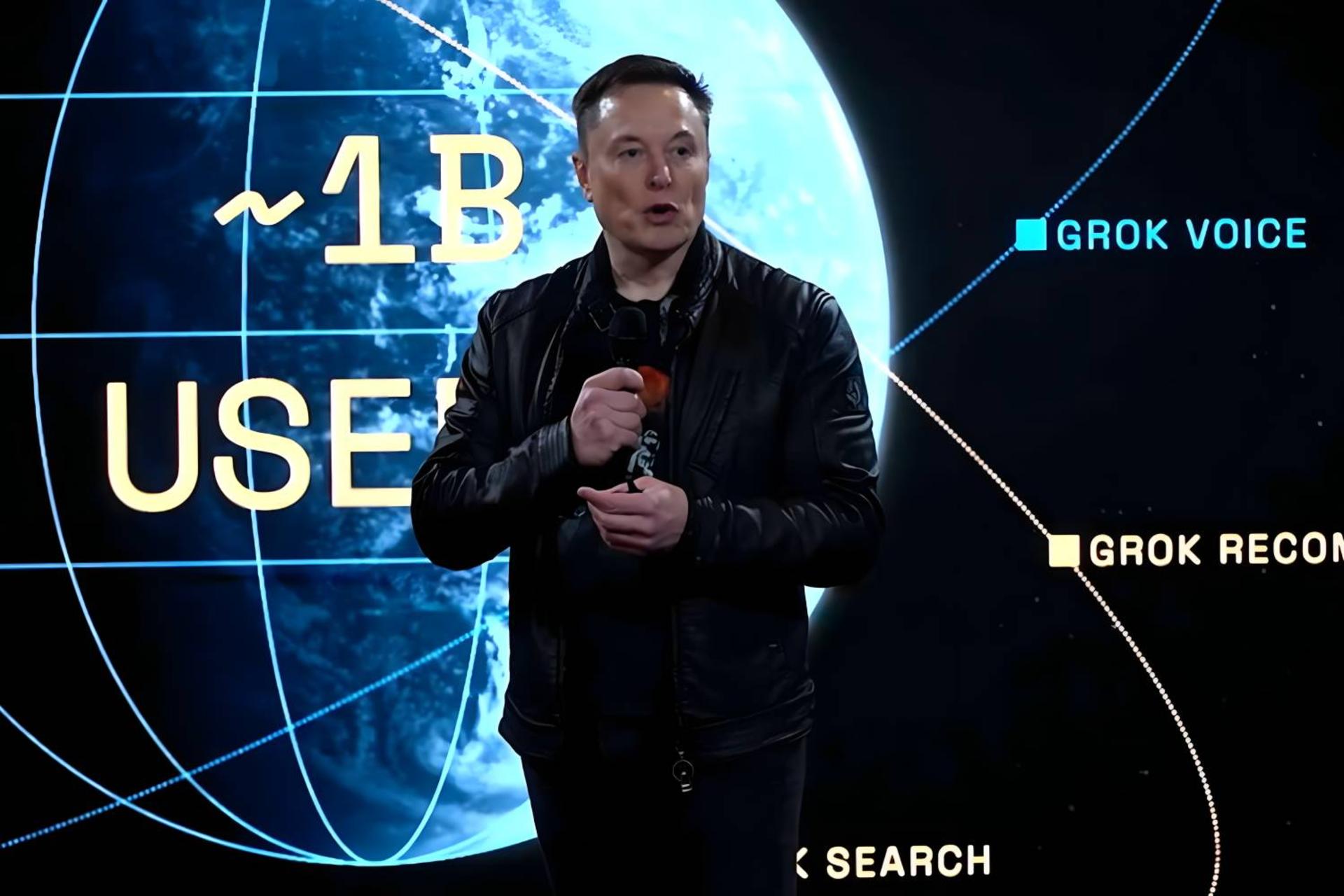 ایلان ماسک درحال سخنرانی روی صحنه