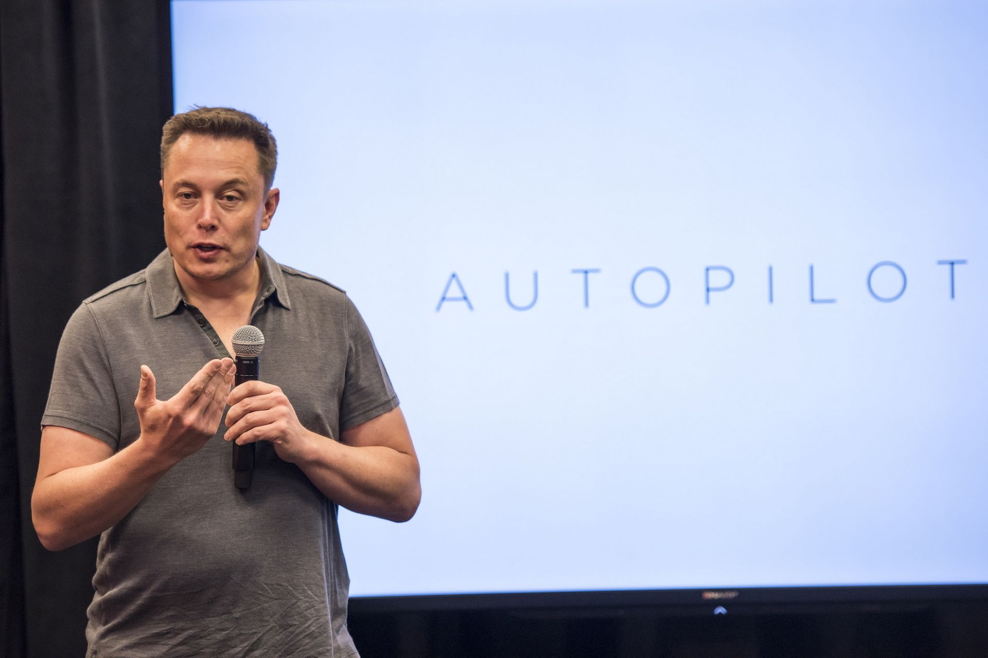 Elon Musk at the presentation ceremony of Tesla's autopilot system