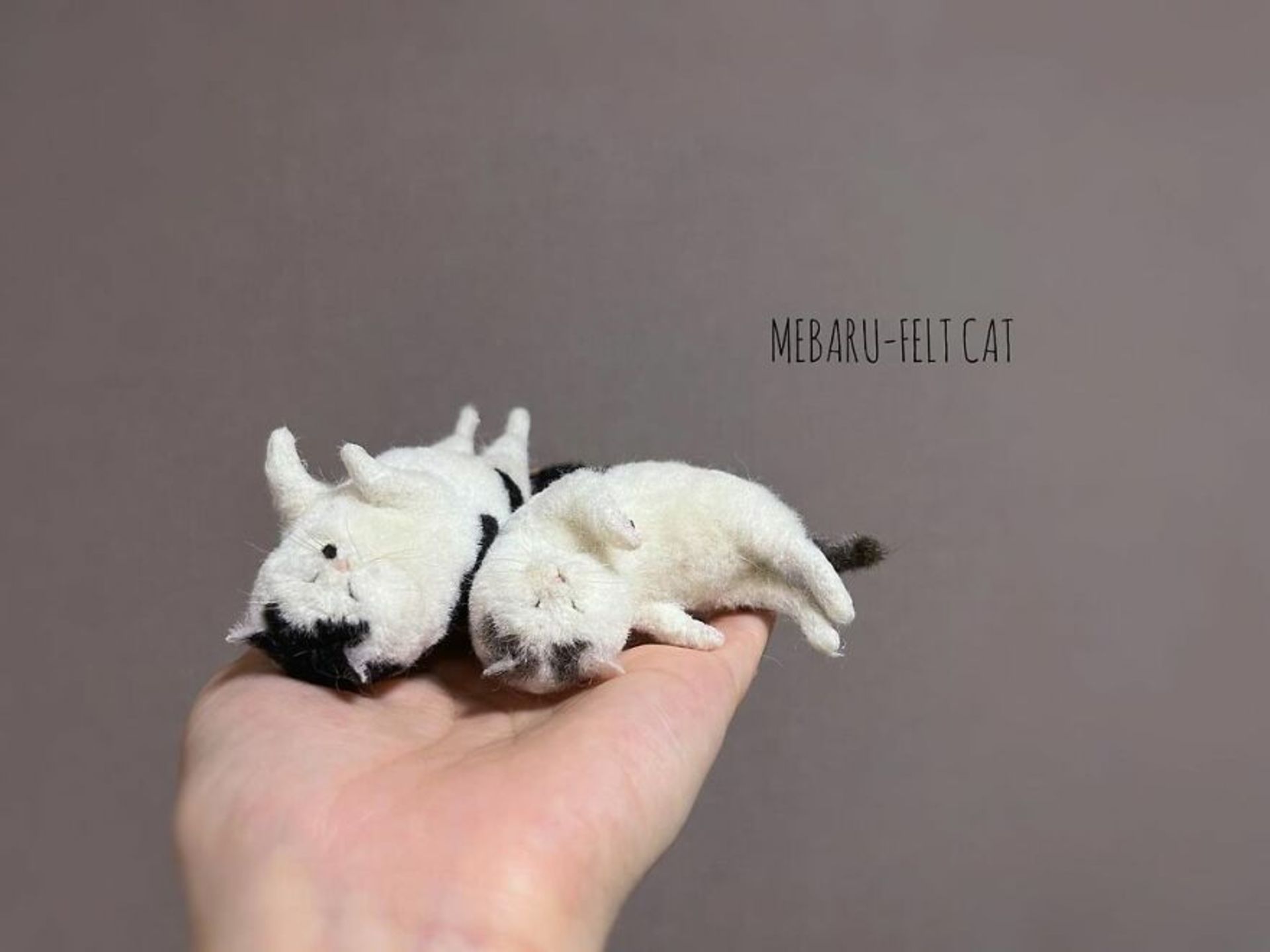 عروسک گربه مینیاتوری نمدی دست‌ساز