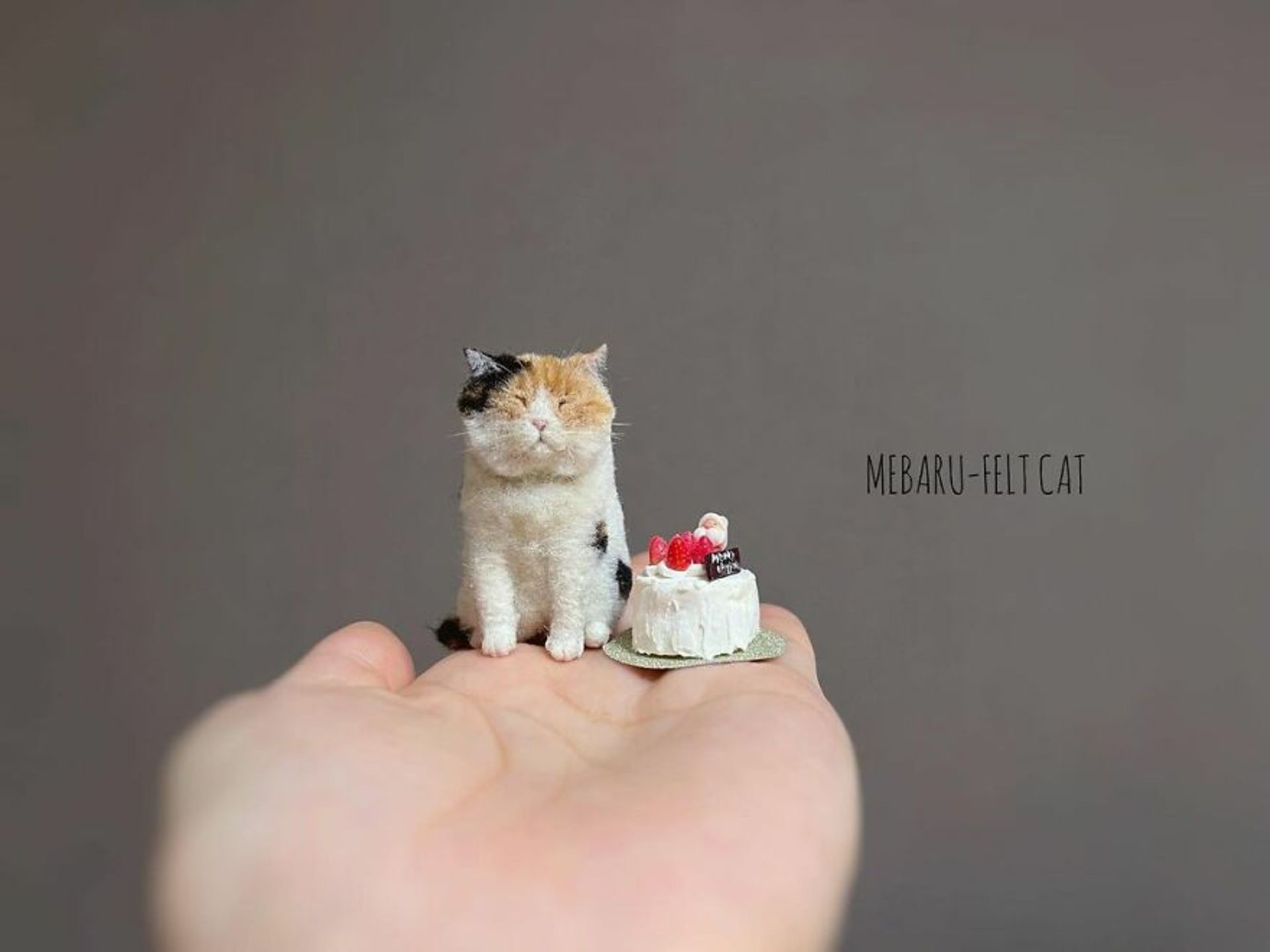 عروسک گربه مینیاتوری نمدی دست‌ساز