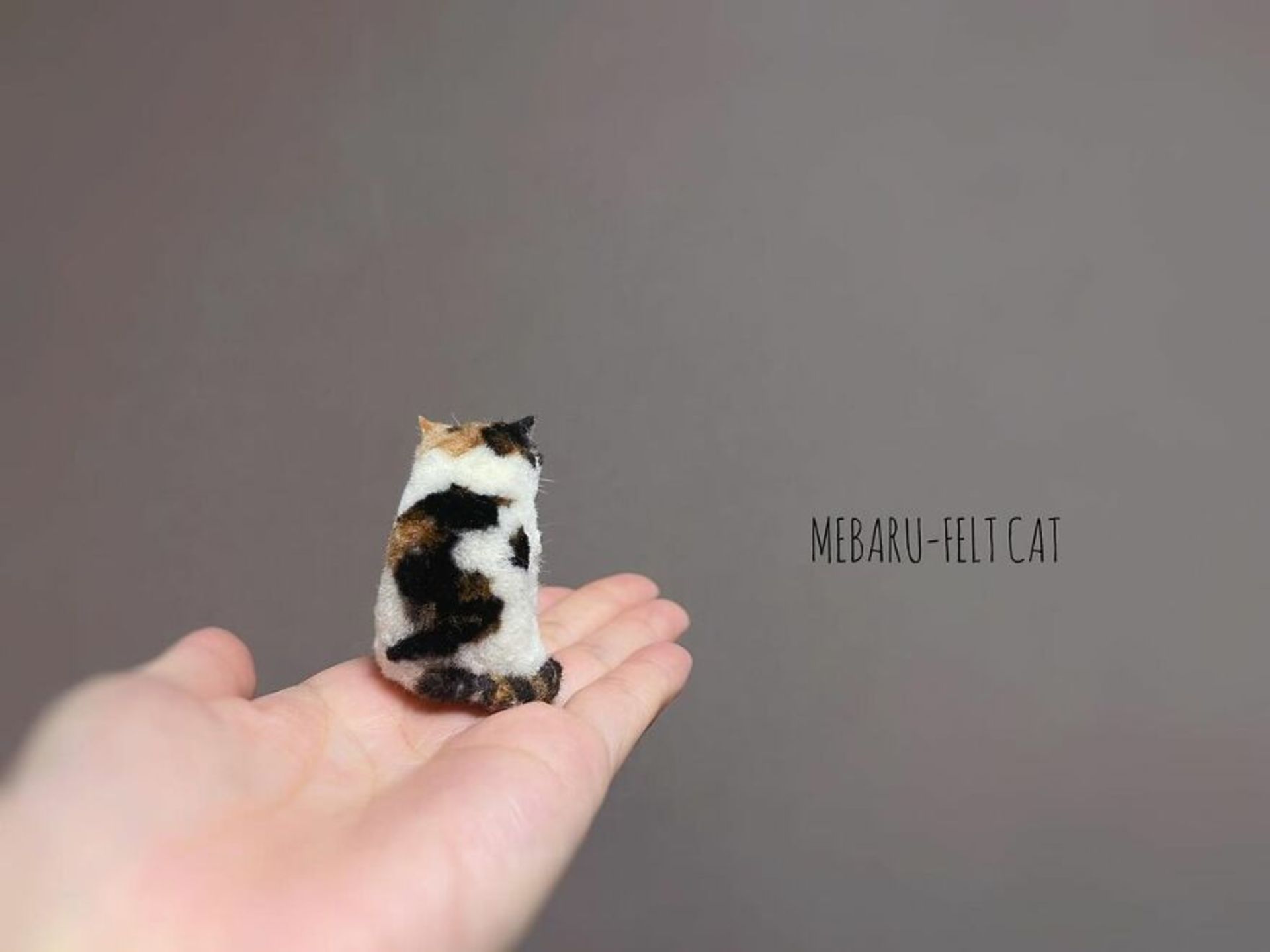عروسک گربه مینیاتوری نمدی دست‌ساز