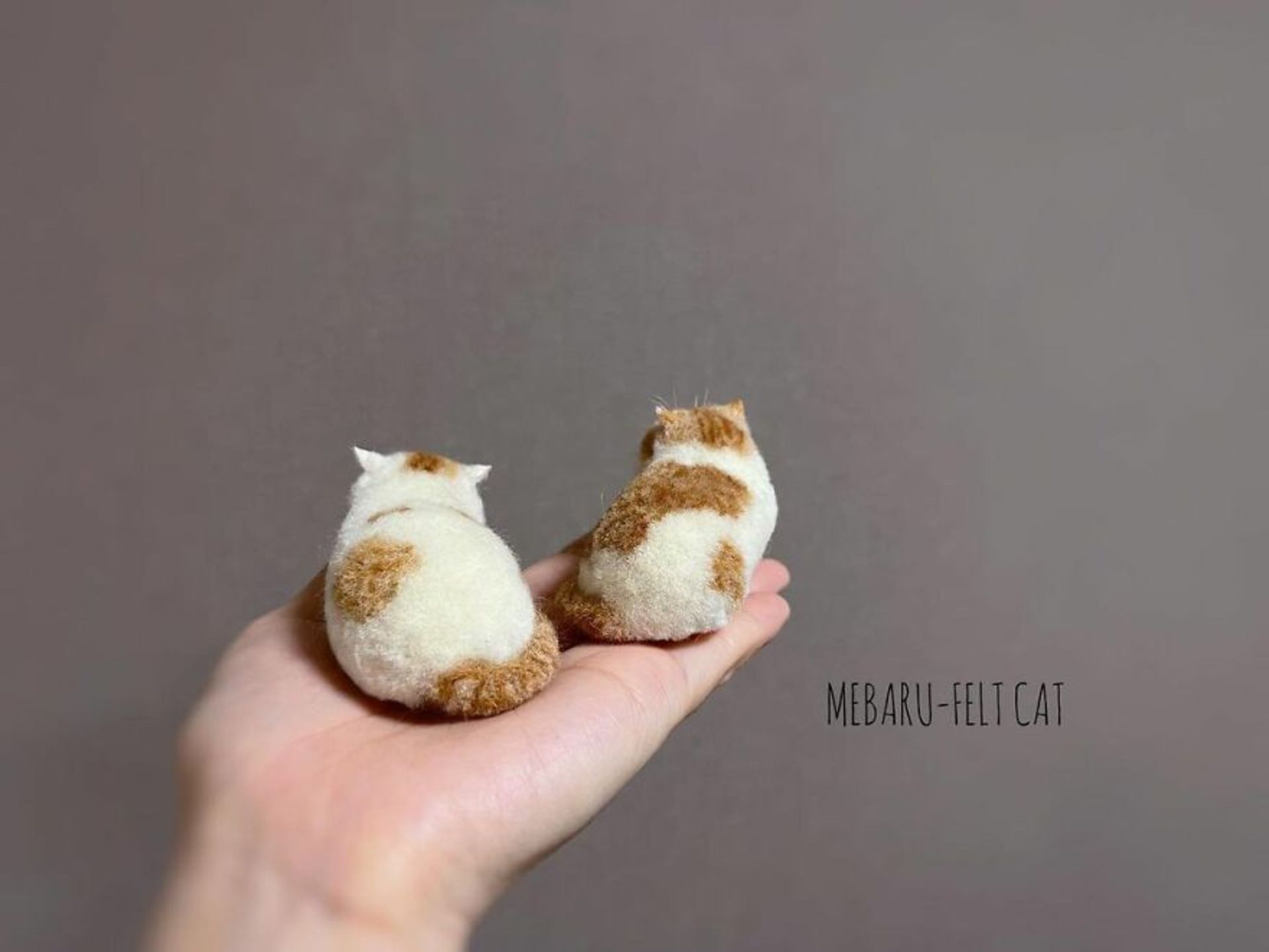 عروسک گربه مینیاتوری نمدی دست‌ساز