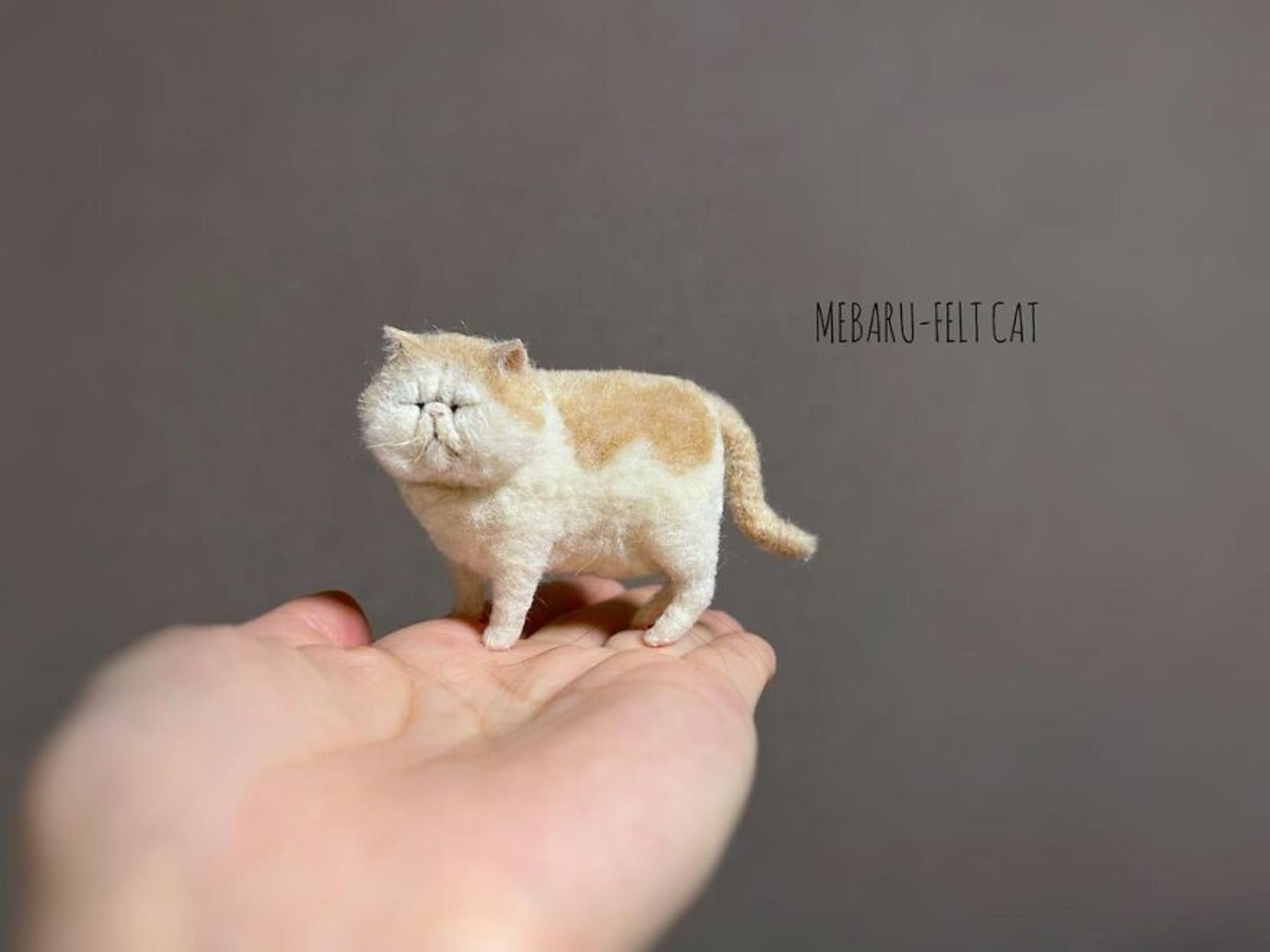 عروسک گربه مینیاتوری نمدی دست‌ساز