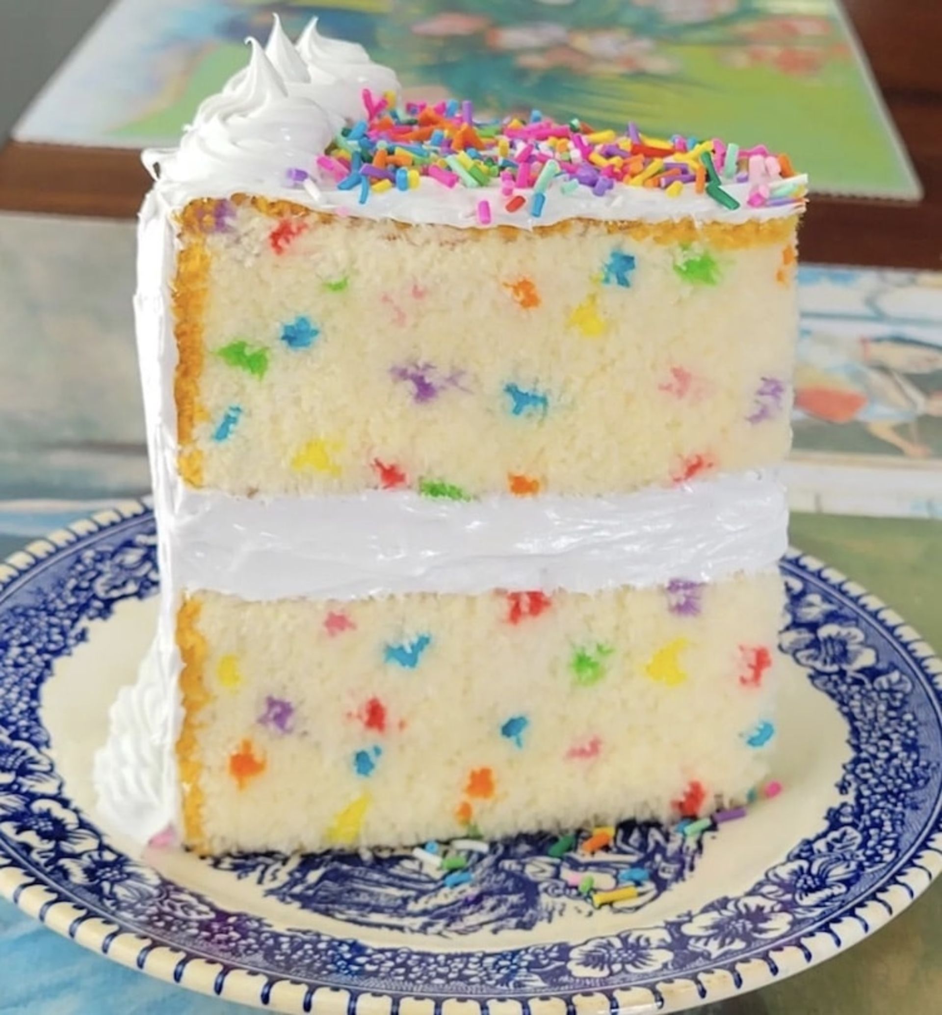 برش کیک خامه ای سفید مصنوعی