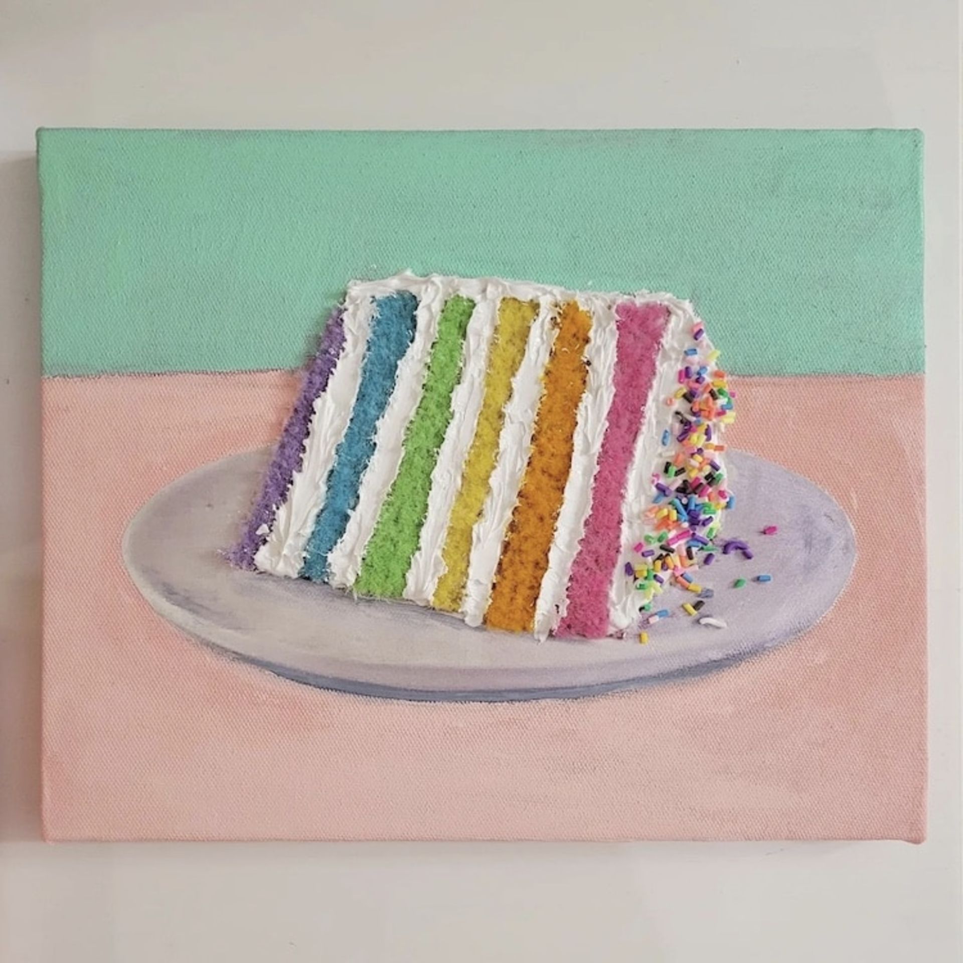 برش کیک خامه ای رنگین‌کمانی با ترافل مصنوعی