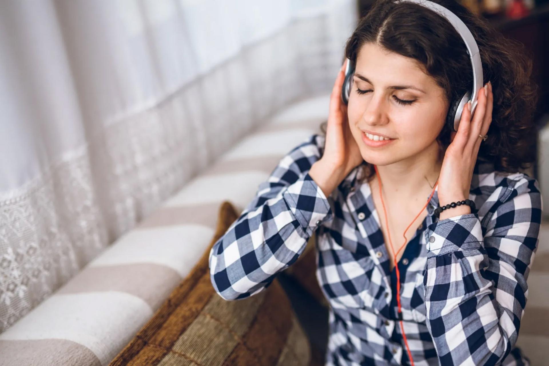 مرجع متخصصين ايران زني در حال گوش دادن به موسيقي با هدفون