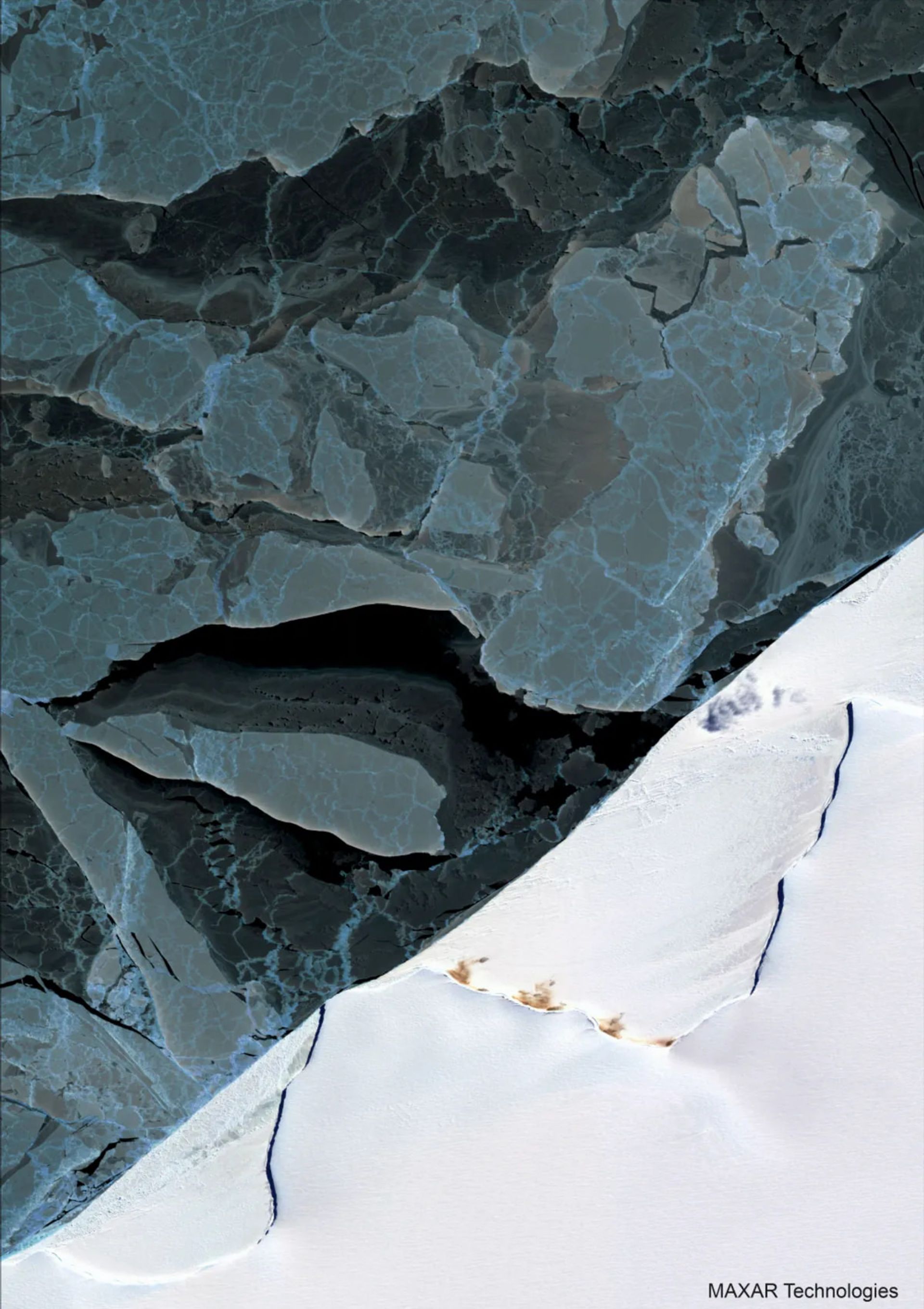 تصویر ماهواره‌ای از زیستگاه کلونی پنگوئن‌های امپراتور در خلیج هالی، جنوبگان.