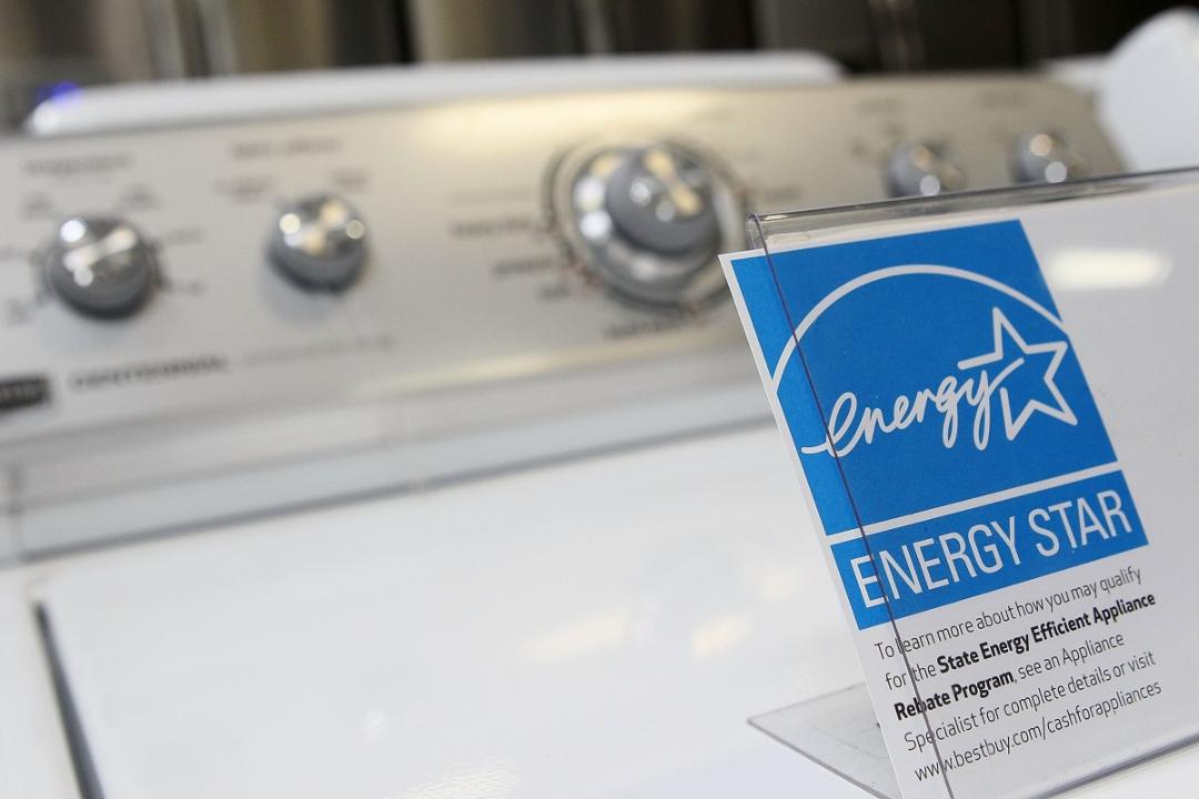 لوگو Energy Star از نمای نزدیک کنار اجاق گاز