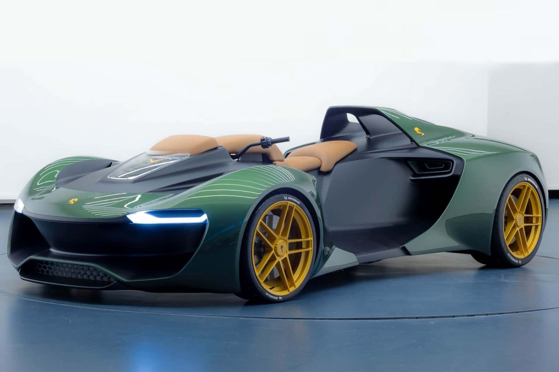 نمای سه‌چهارم جلو موتور چهارچرخ انگلر V12