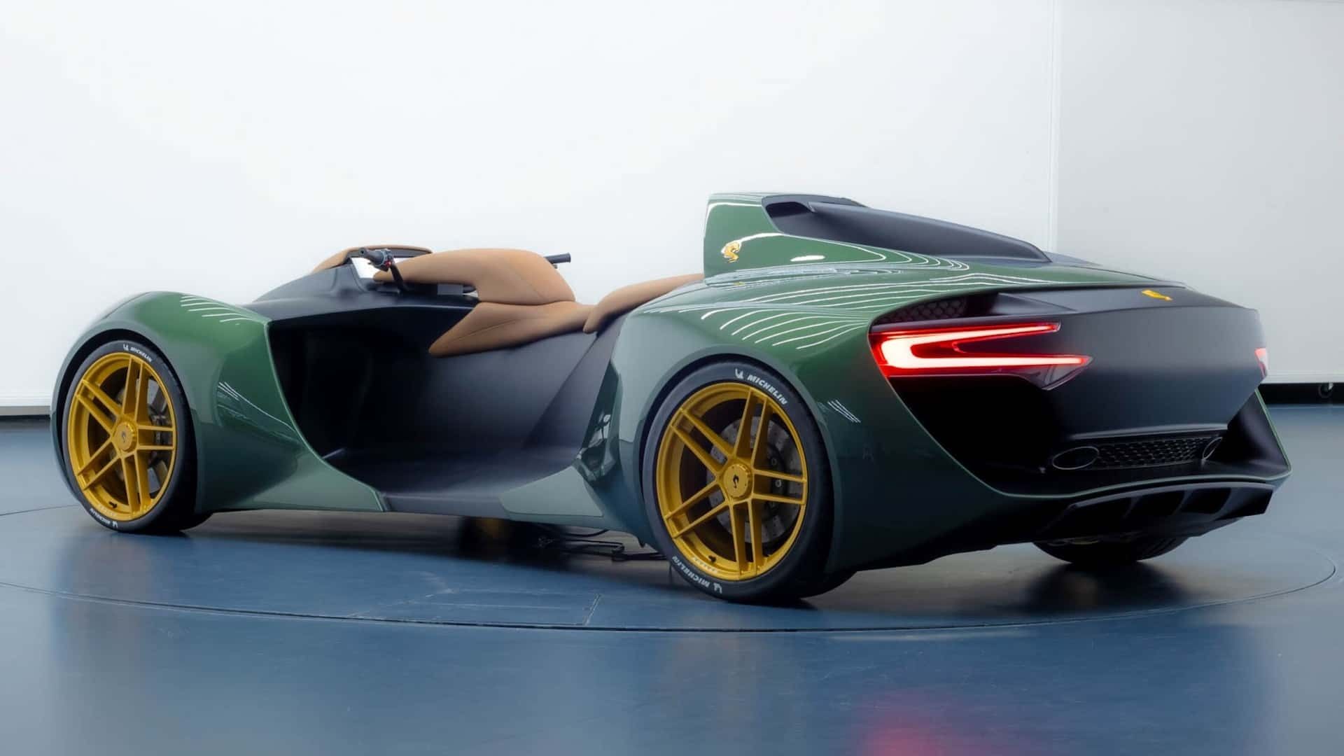 نمای سه‌چهارم عقب موتور چهارچرخ انگلر V12