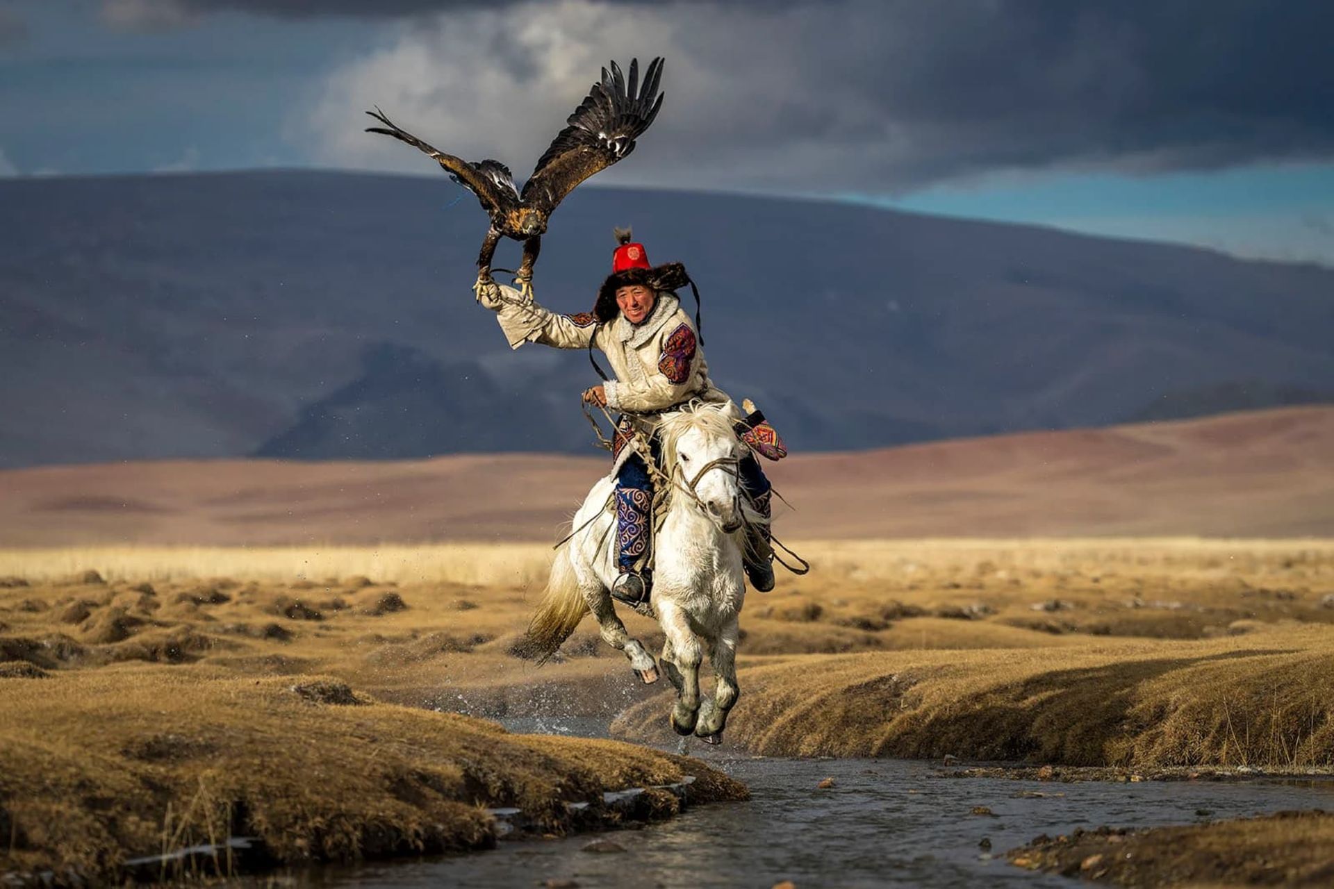  یک شکارچی عقاب طلایی سوار بر اسب 
