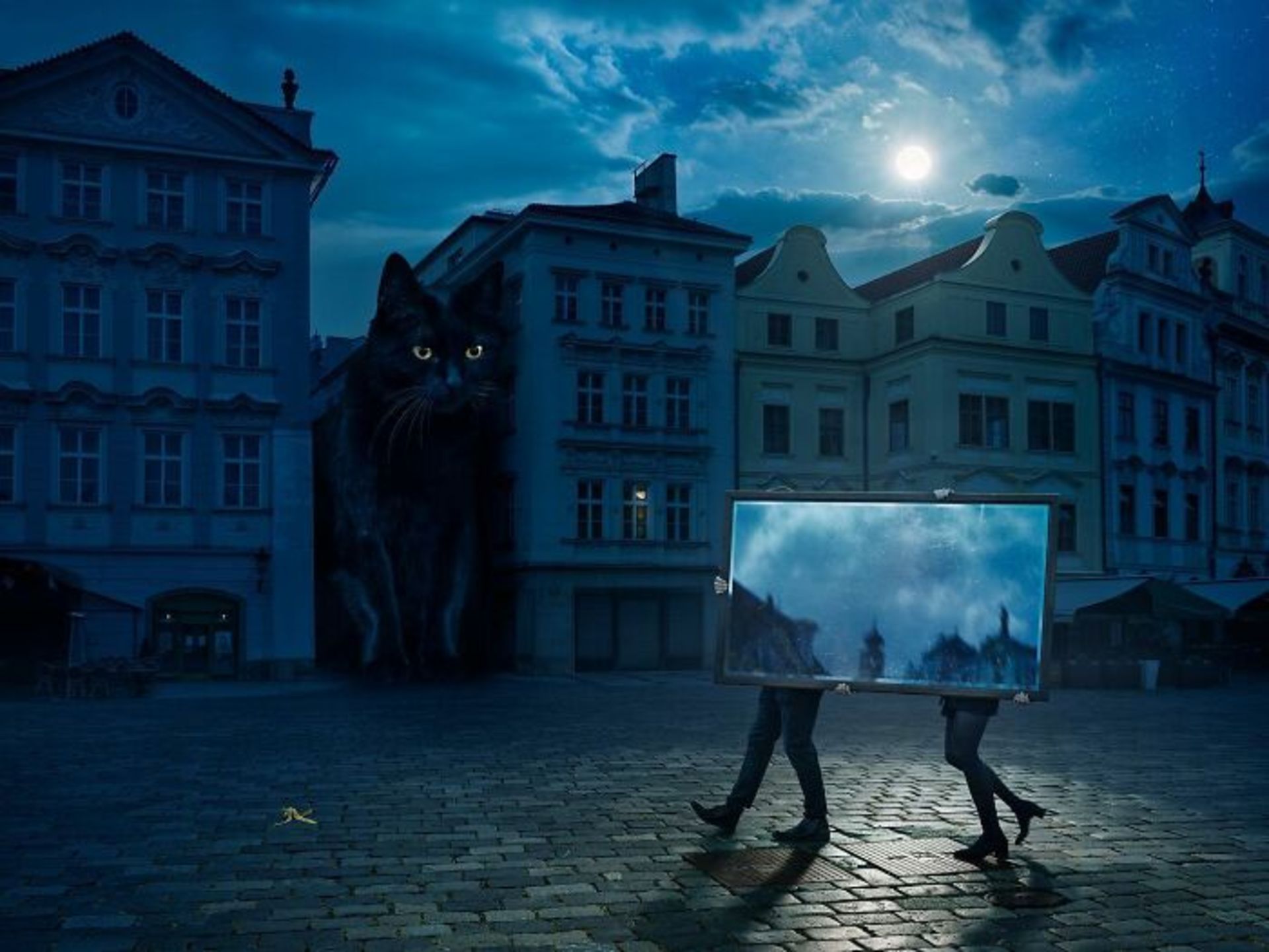 گربه غولپیکر سیاه در میان خانه ها دو آدم در حال حمل آینه شب