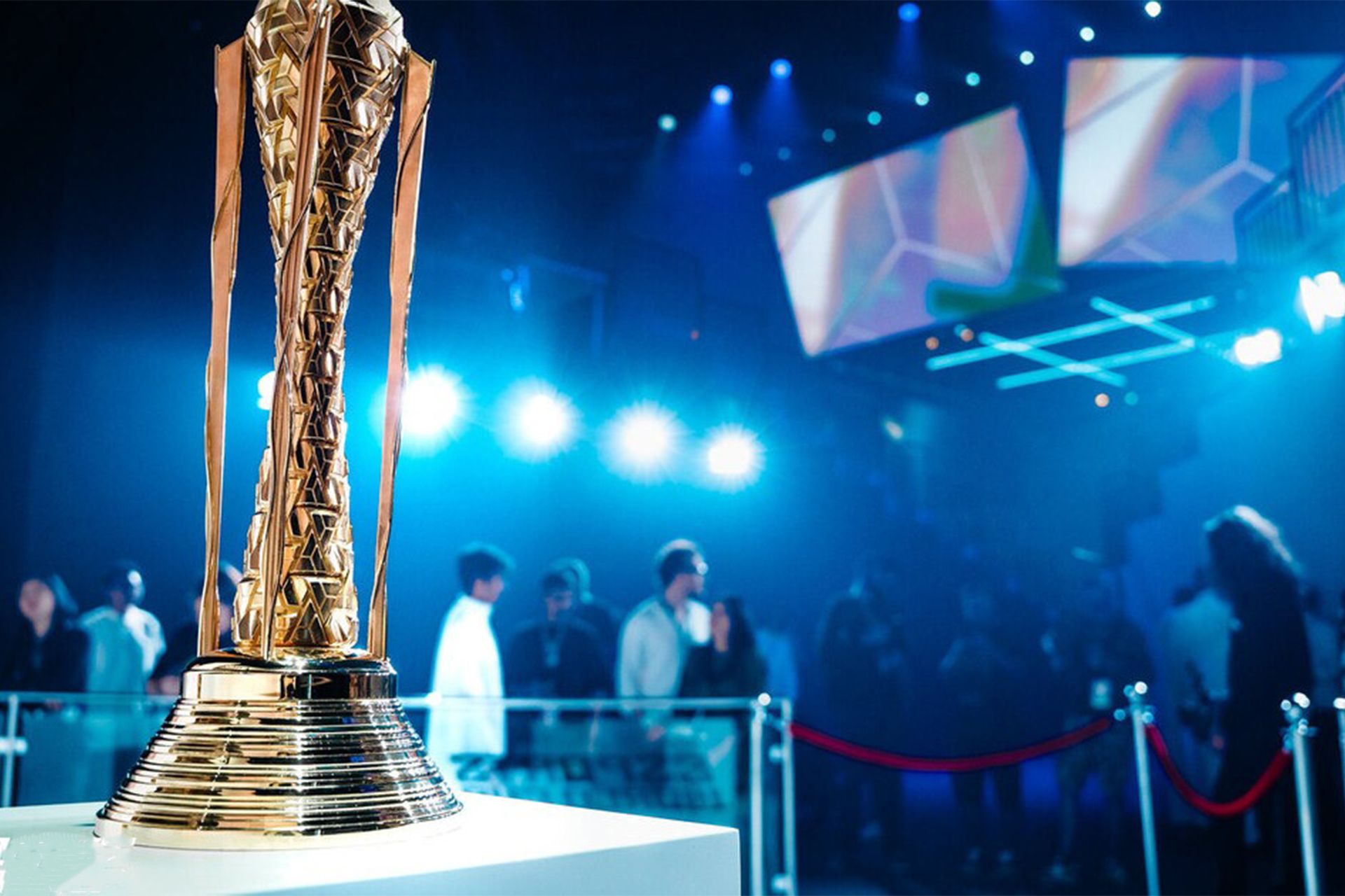 جام طلایی روی میز در حضور بازیکنان