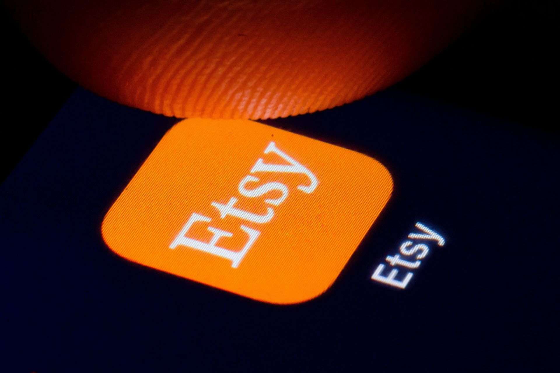 لوگو اپلیکیشن Etsy روی نمایشگر موبایل از نمای نزدیک