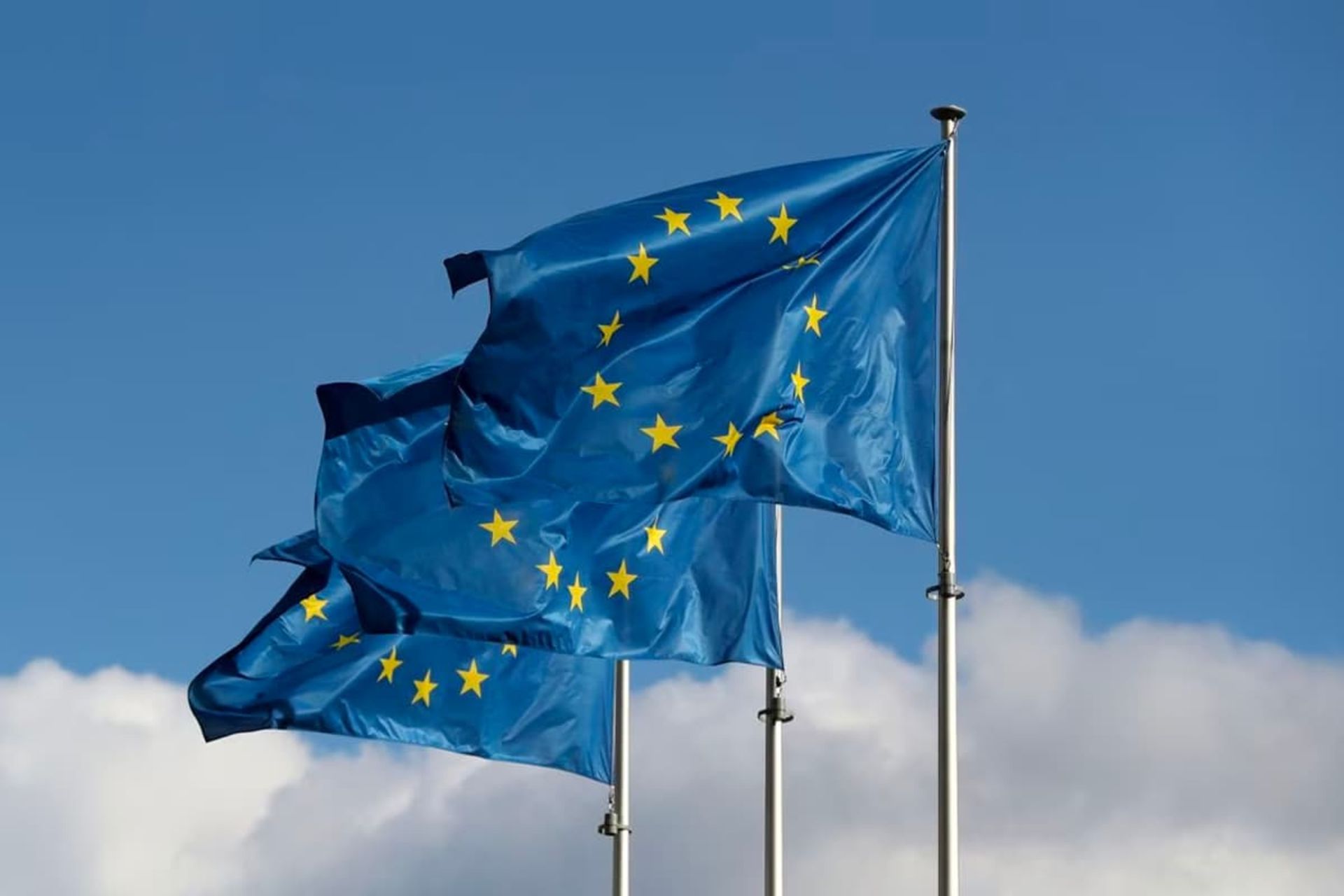 میله پرچم اتحادیه اروپا آسمان آبی نیمه ابری