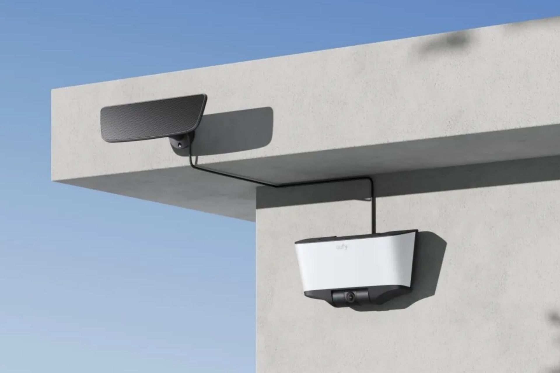 دوربین امنیتی eufy Solar Wall Light Cam S4 در رنگ سفید روی دیوار